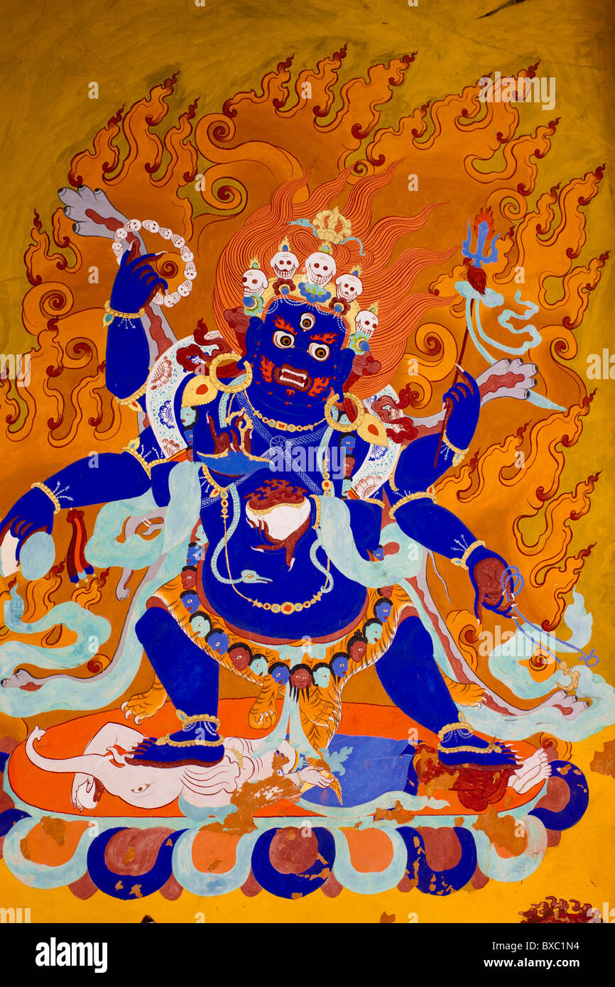 Wand einer tanzenden Mahakala Gottheit in blauer Farbe mit Flammen über ihn keuchend Stockfoto