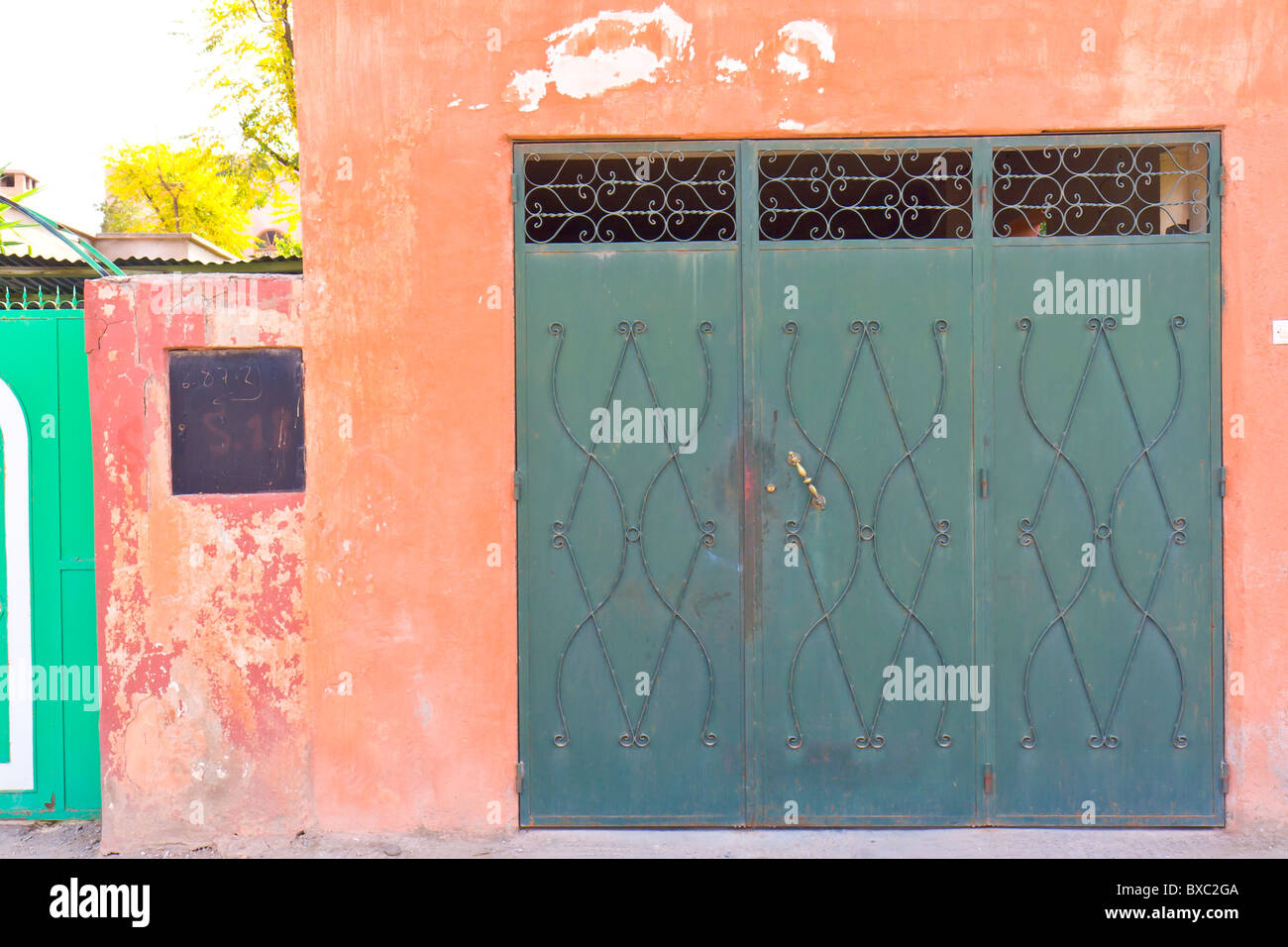 Kunst grün Marrakesch Marokko rote Straße Stockfoto