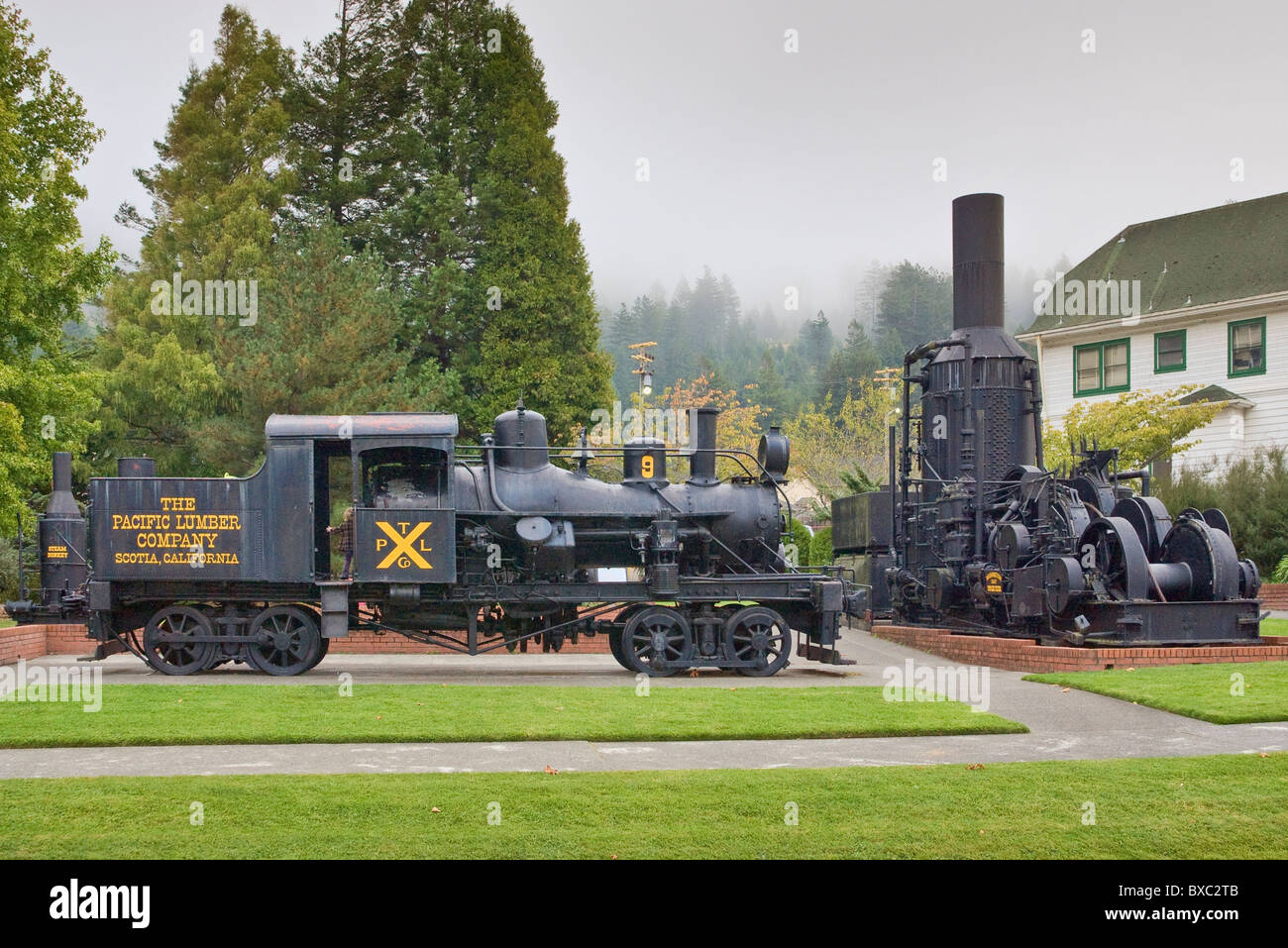 Dampf Dampflok Heisler 1921 und Duplex Flyer Esel am Pacific Lumber Company Museum in Scotia, Kalifornien, USA Stockfoto