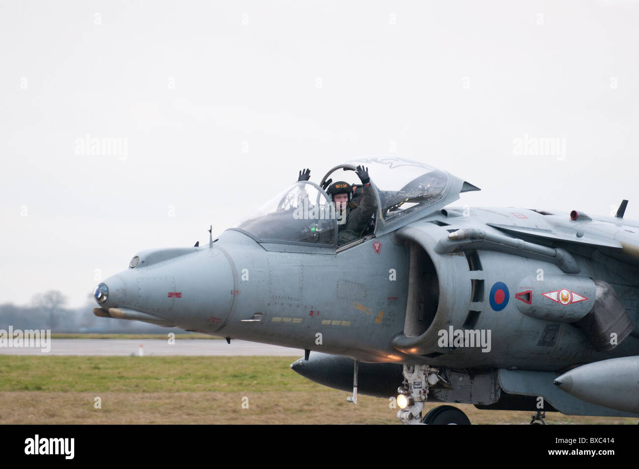 Der Pilot des BAe Harrier ZD467 winkt Zuschauer wie er seinem Jet zurück zu der Kleiderbügel nach seinem letzten operativen Flug Taxis Stockfoto
