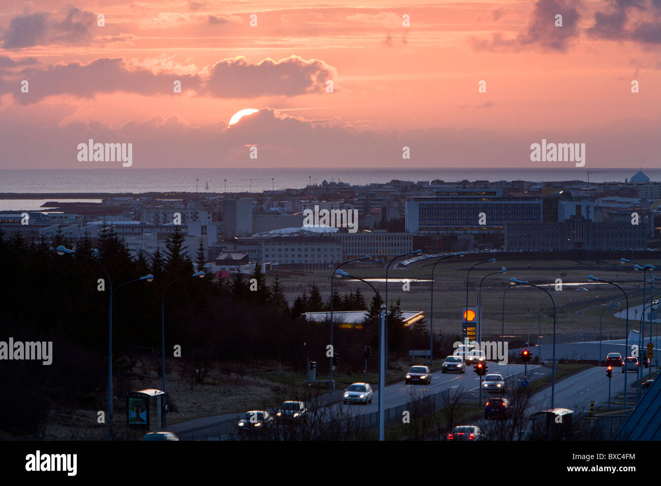 Autos fahren auf 21:00, Sonnenuntergang. Reykjavik Island Stockfoto
