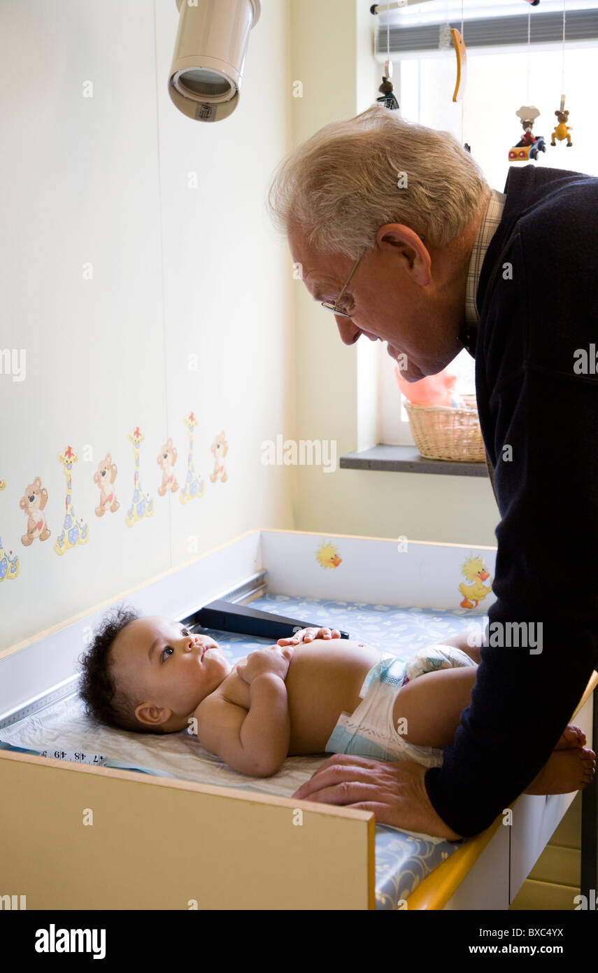 Eine gesunde, sechs Monate alte junge bei einem Kinder-Arzt-Büro geprüft wird. Stockfoto