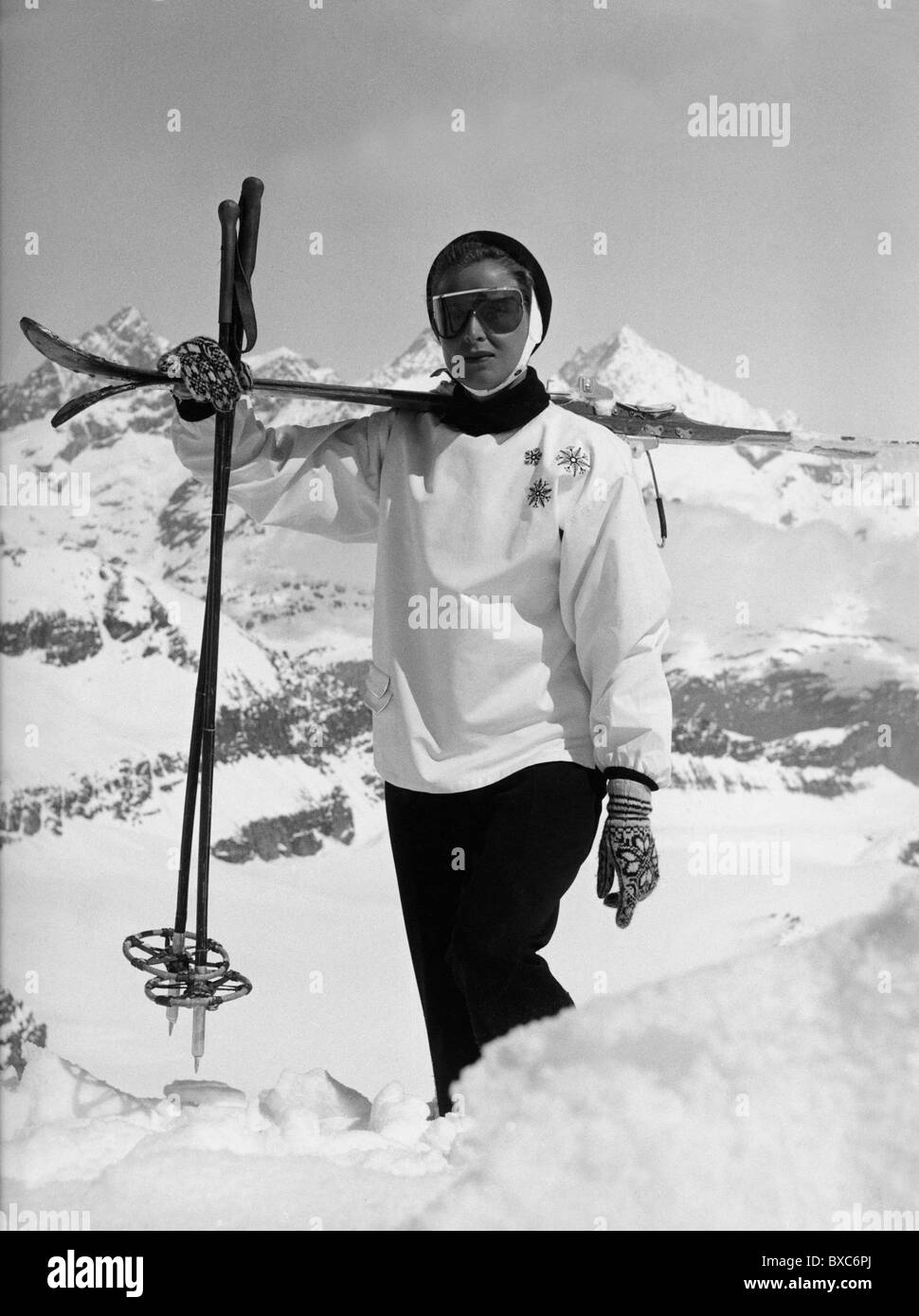 Sport, Wintersport, Skifahren, Frau mit Skiern auf der Schulter, 1953, Zusatzrechte-Abfertigung-nicht verfügbar Stockfoto