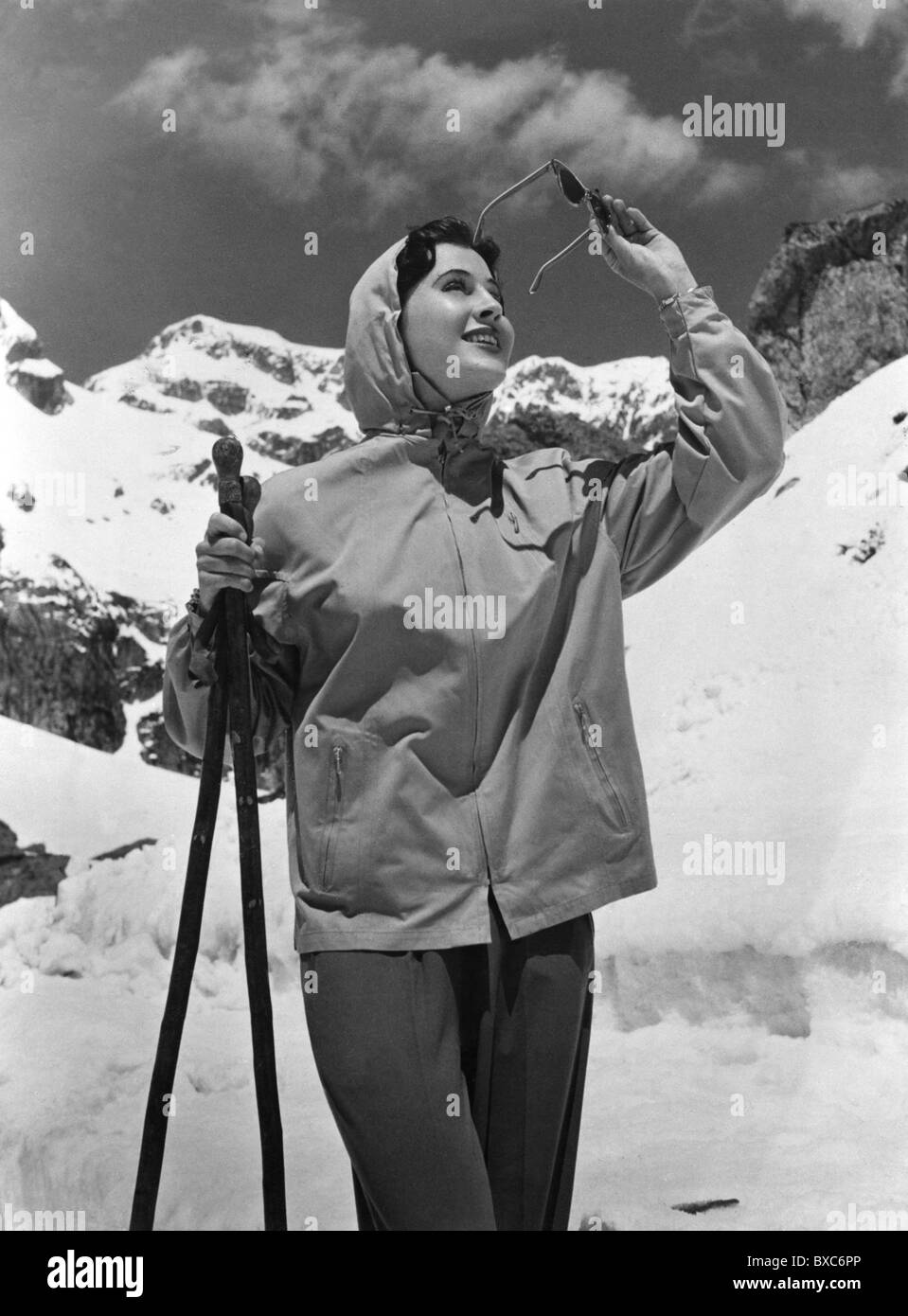 Sport, Wintersport, Skifahren, Damen mit Skistöcken und Sonnenbrillen, 1954, Additional-Rights-Clearences-not available Stockfoto