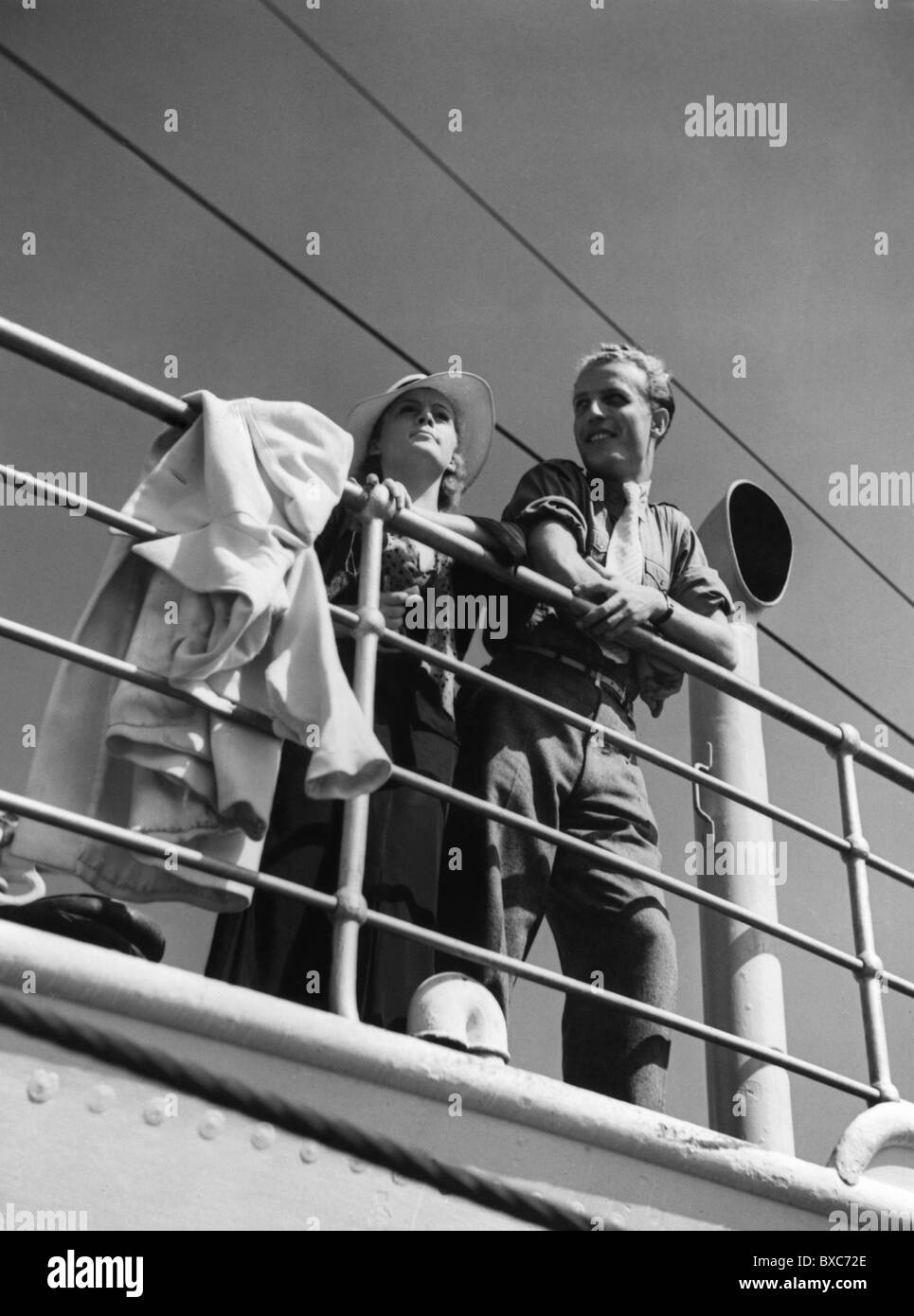 Tourismus, Reisende, Paar steht an der Schiene eines Schiffes, 1956, Zusatz-Rechte-Clearences-nicht vorhanden Stockfoto