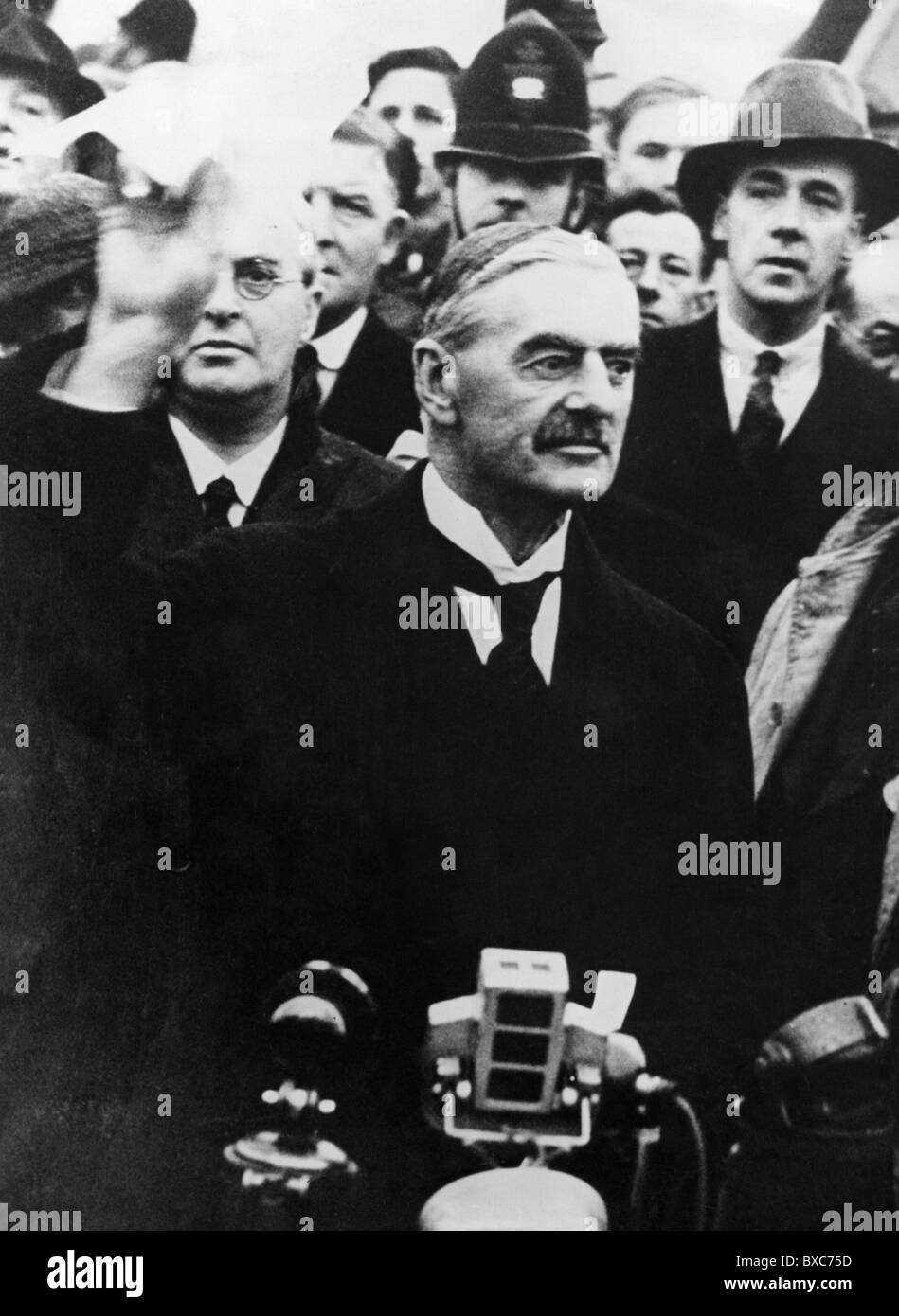 Chamberlain, Arthur Neville, 18.3.1869 - 9.11.1940, britischer Politiker, Premierminister 1937 - 1940, halbe Länge, Rede nach seiner Ankunft in London am 30.9.1938, mit dem Münchner Abkommen, Stockfoto