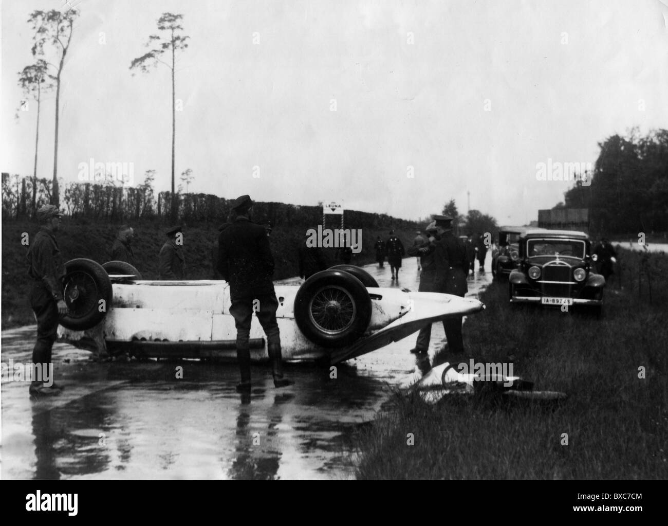 Sport, Autorennen, Avus-Rennen 1931, Unfall, Absturz Mercedes-Benz SSKL von Otto Merz, Berlin, 21.5.1931, Absturz, Rennwagen, Mercedes Benz, Deutschland, 1930er, 30er, 30er, 20th century, historisch, Menschen, Zusatzrechte-Clearences-nicht vorhanden Stockfoto