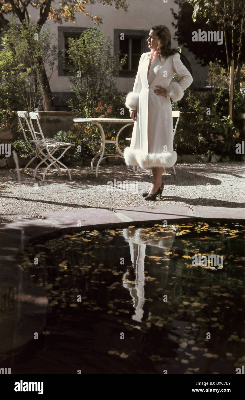 Mode, 1940er Jahre, Damenmode, weißer Mantel mit Fellrand und Ärmel,  Additional-Rights-Clearences-nicht lieferbar Stockfotografie - Alamy