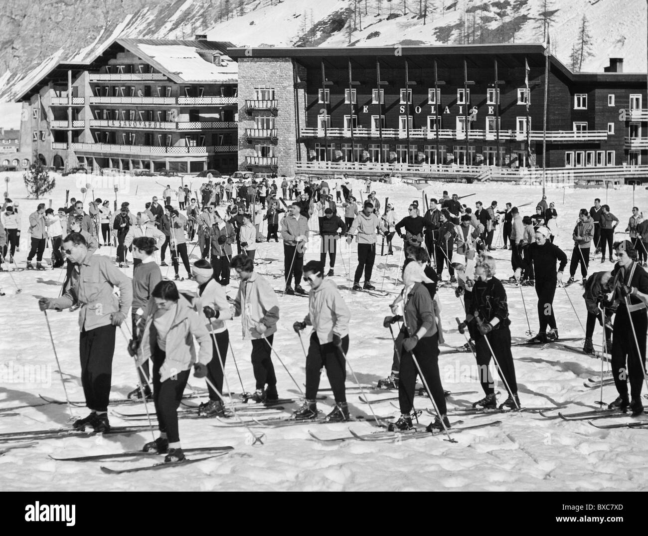 Sport, Wintersport, Skifahren, Gruppe von Skifahrern am Skilift Station, Val d'Isere, 1950er Jahre, , zusätzliche-Rechte-Clearences-nicht verfügbar Stockfoto