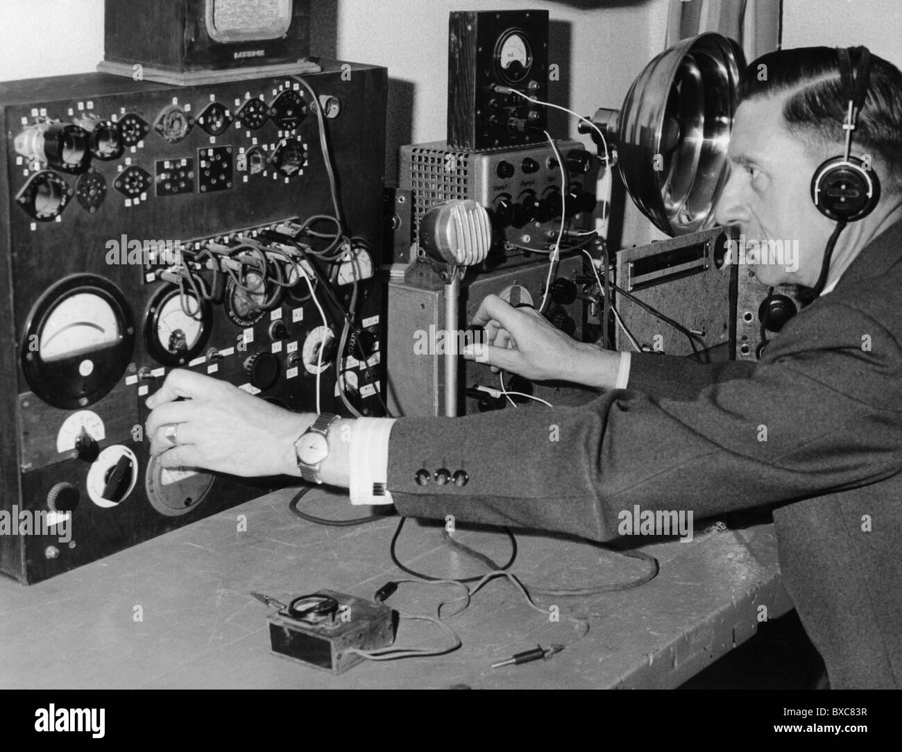 Osten-Sacken, Peter Baron von der, 29.5.1909 - 10.3.2008, deutscher Astronom und Physiker, halbe Länge, am Kurzwellenempfänger beim ersten bemannten Weltraumflug, öffentliche Sternwarte, Lübeck, 12.4.1961, Stockfoto