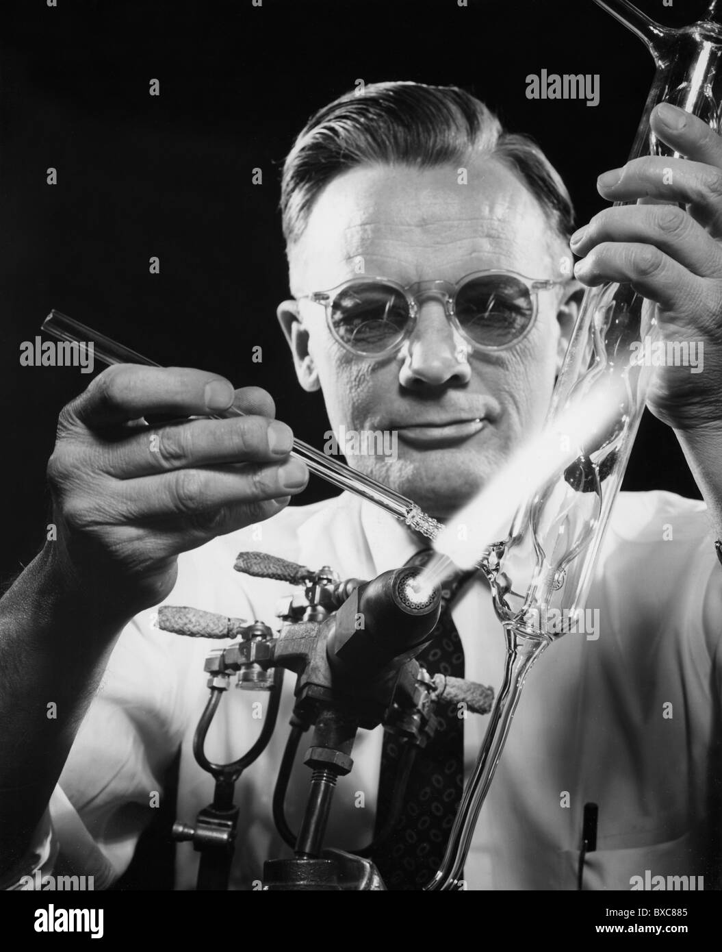 Industrie, Glas, Mann mit offener Flamme, formende Glas, 1960er, , zusätzliche-Rechte-Clearences-nicht vorhanden Stockfoto