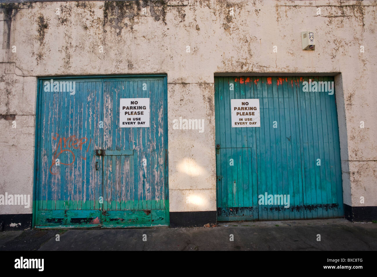 Paar von Garagentoren mit NO PARKING Schild Stockfoto