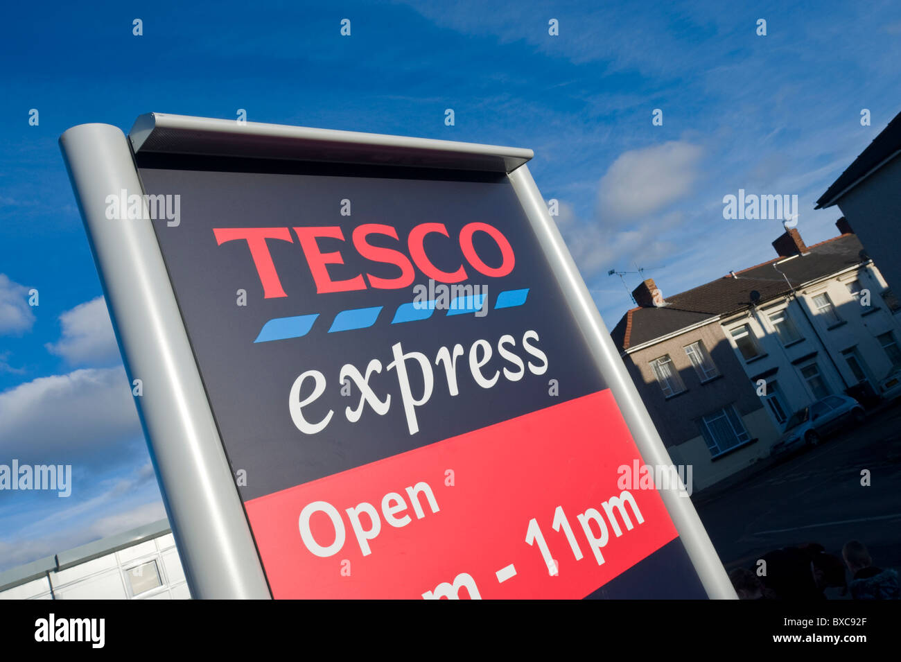 Am Straßenrand Werbeschild für Tesco express vor Geschäft Stockfoto