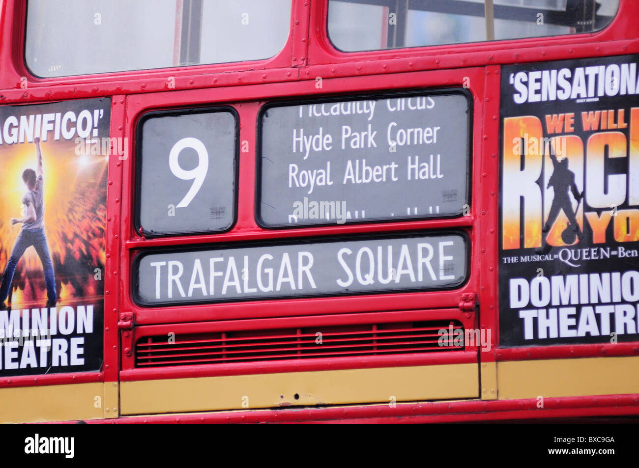 Detail eines Routemaster Bus auf Route 9 mit We Will Rock You-Werbeanzeigen, Trafalgar Square, London, England, UK Stockfoto