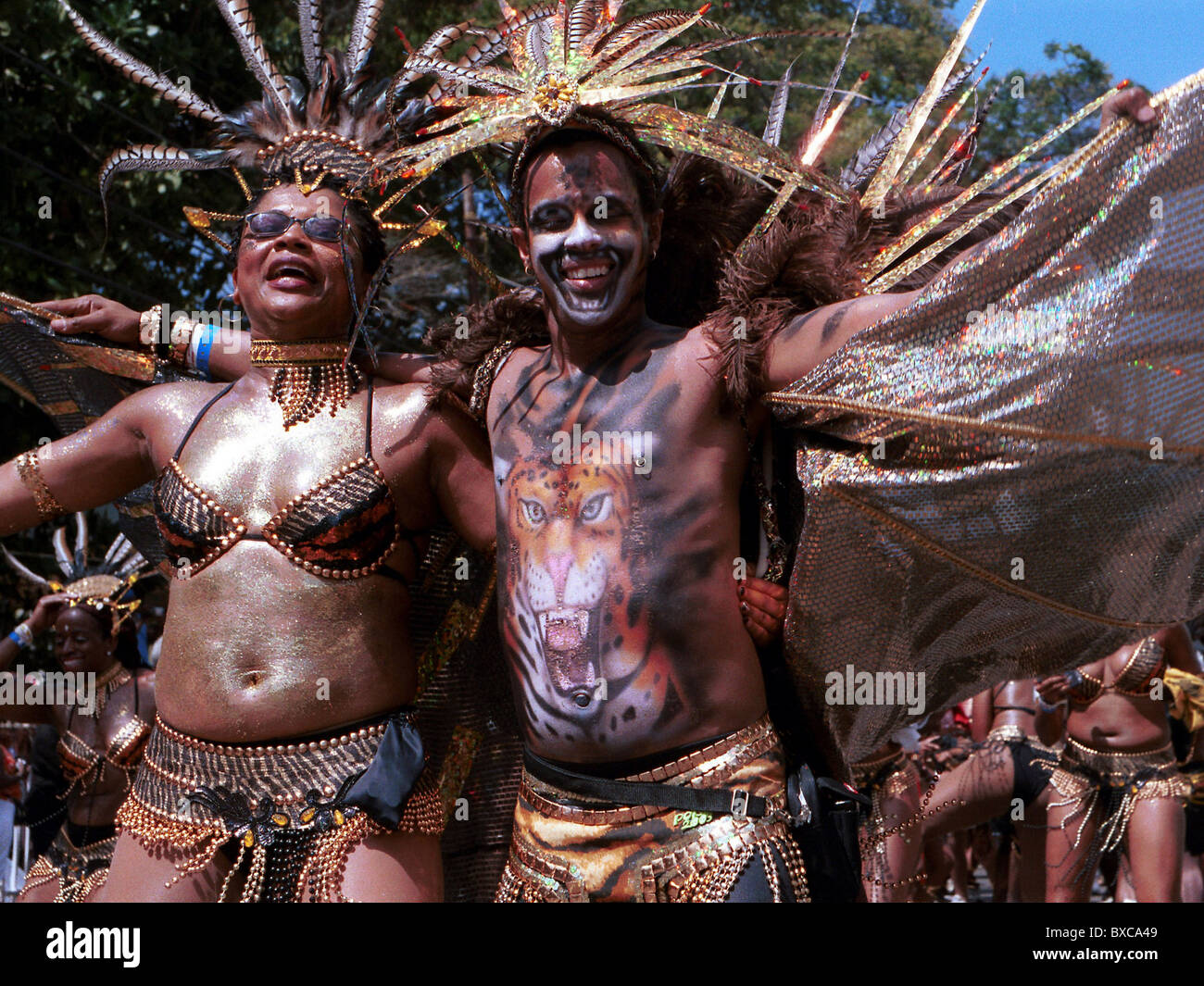 bemalte Tänzer am Karneval in Trinidads Hauptstadt Port Of Spain - Lokal namens "the greatest Show on Earth" - Trinidad + Tobago Stockfoto