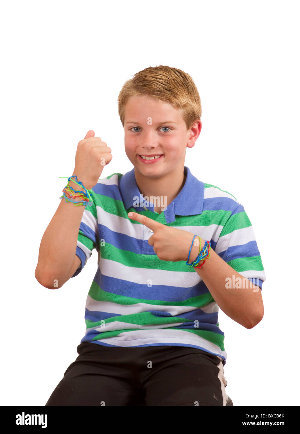 Hier ist ein neun Jahres altes Kind albern geformte Gummiband Armbänder tragen. Stockfoto