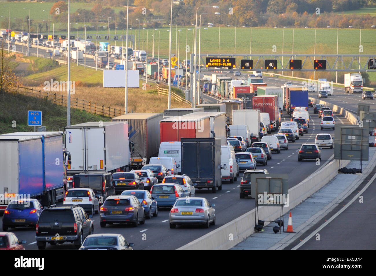 M25 Warteschlangen Autobahnverkehr hinter Unfall Stockfoto