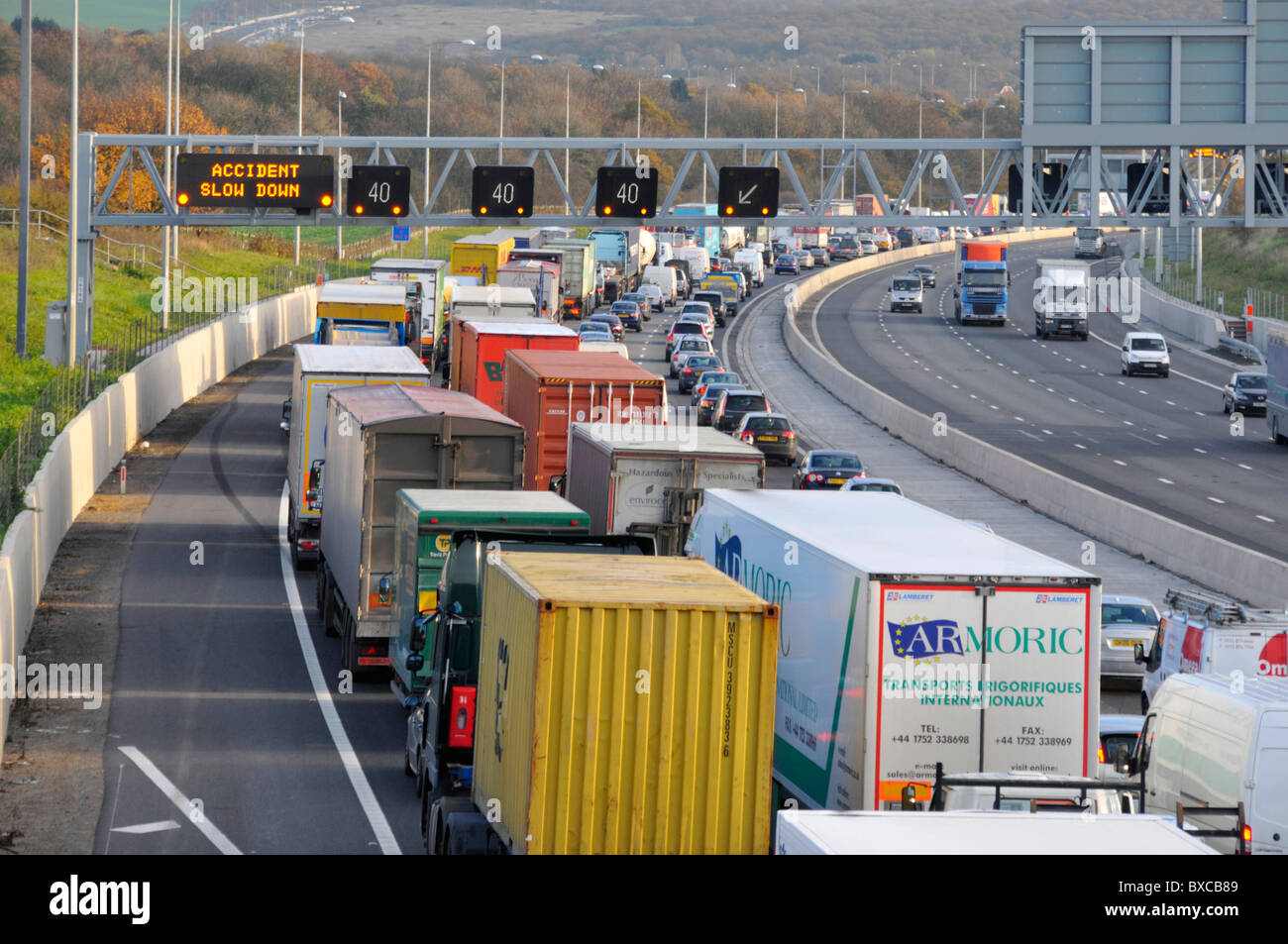 M25 Warteschlangen Autobahnverkehr hinter Unfall berichtete über obenliegende Gantry Zeichen Stockfoto