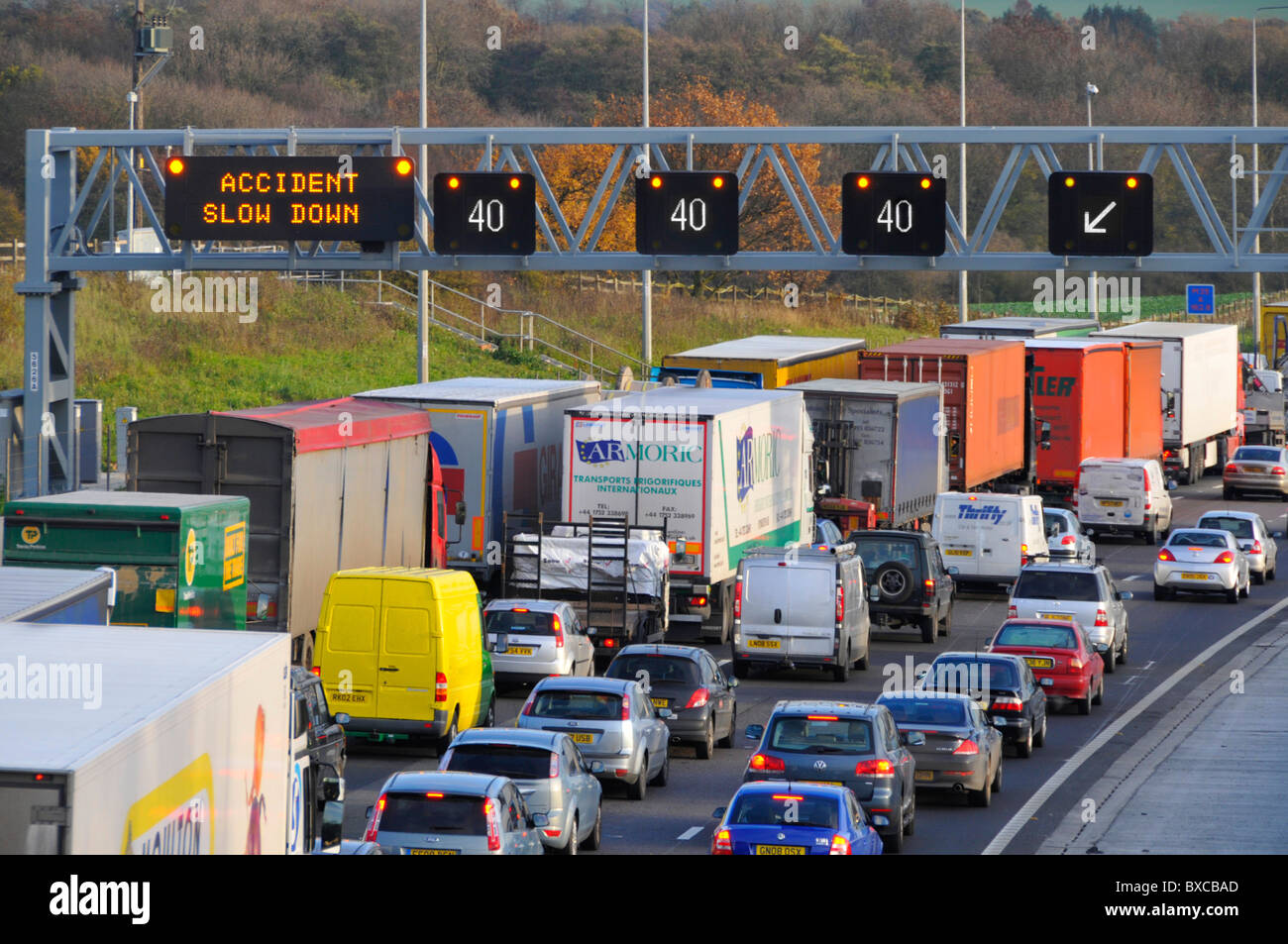 M25 Autobahn digitale Overhead Gantry Schilder mit Geschwindigkeitsbegrenzungen und Informationsmeldung Stockfoto