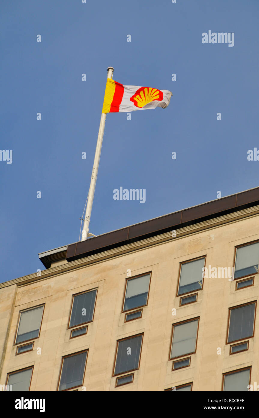 Shell Business & Markenflagge fliegen vom Dach des Shell Center Hauptquartiers Gebäude London England UK Stockfoto