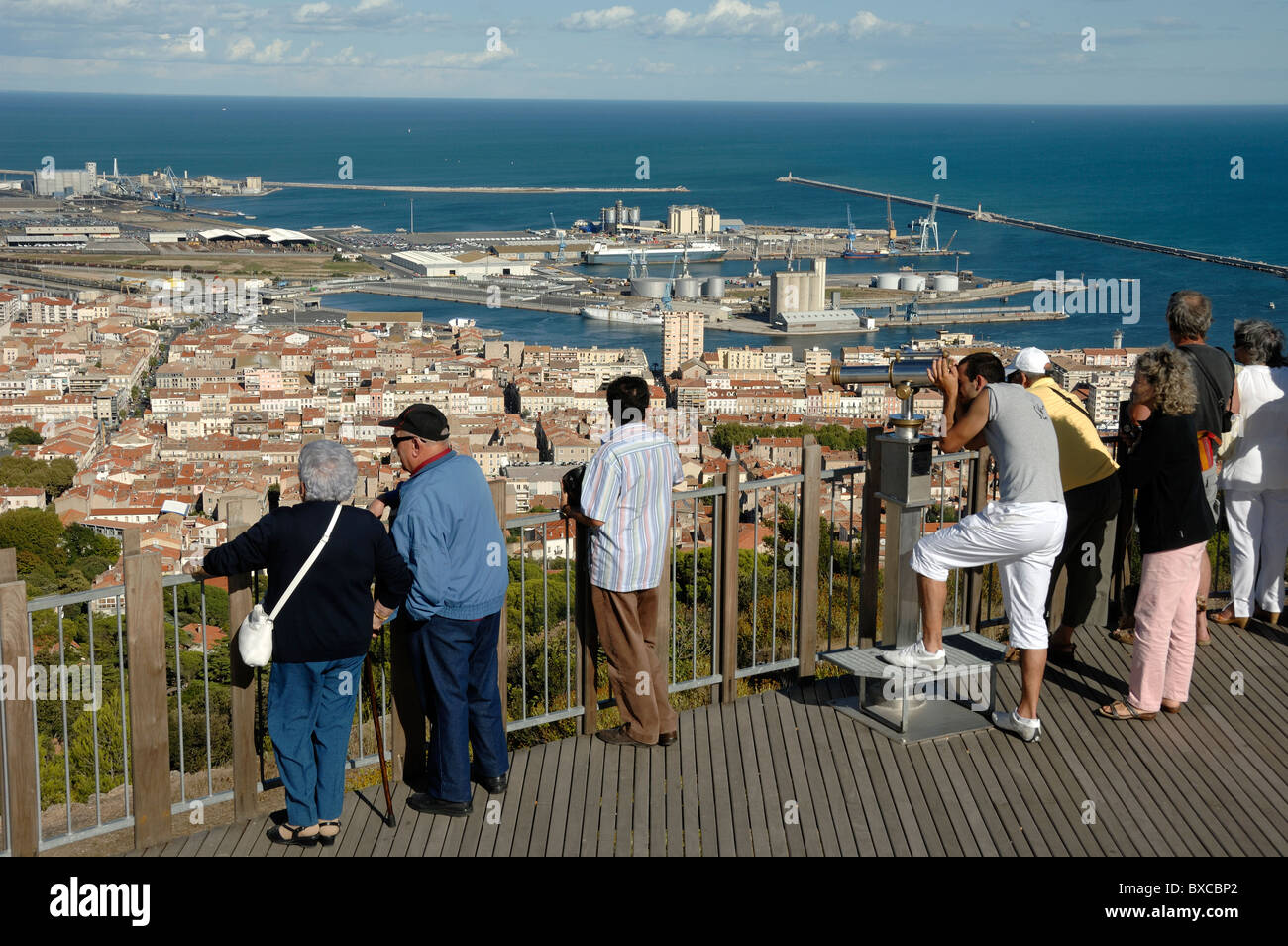 Touristen bewundern den Blick über Sète vom Mont Saint-Clair Aussichtspunkt, Sète, Hérault, Frankreich Stockfoto
