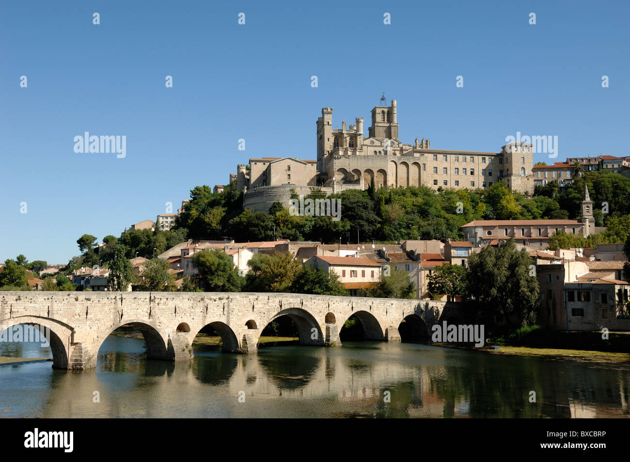 Blick & Skyline der Altstadt von Beziers mit der Kathedrale von Saint Nazaire und der mittelalterlichen Steinbrücke über den Fluss Orb, Herault, Frankreich Stockfoto