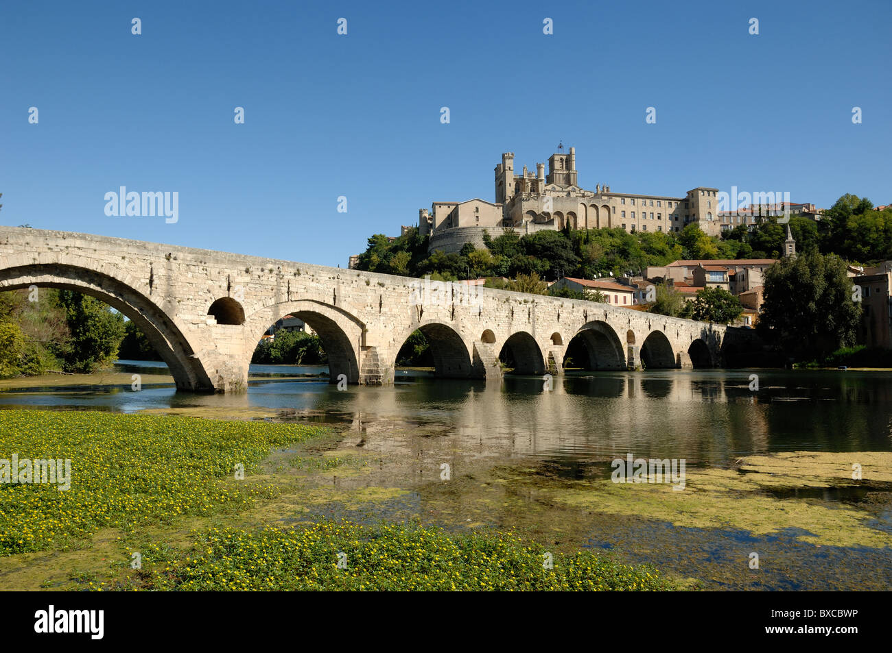 Blick & Skyline der Altstadt von Beziers mit der Kathedrale von Saint Nazaire und der mittelalterlichen Steinbrücke über den Fluss Orb, Herault, Frankreich Stockfoto