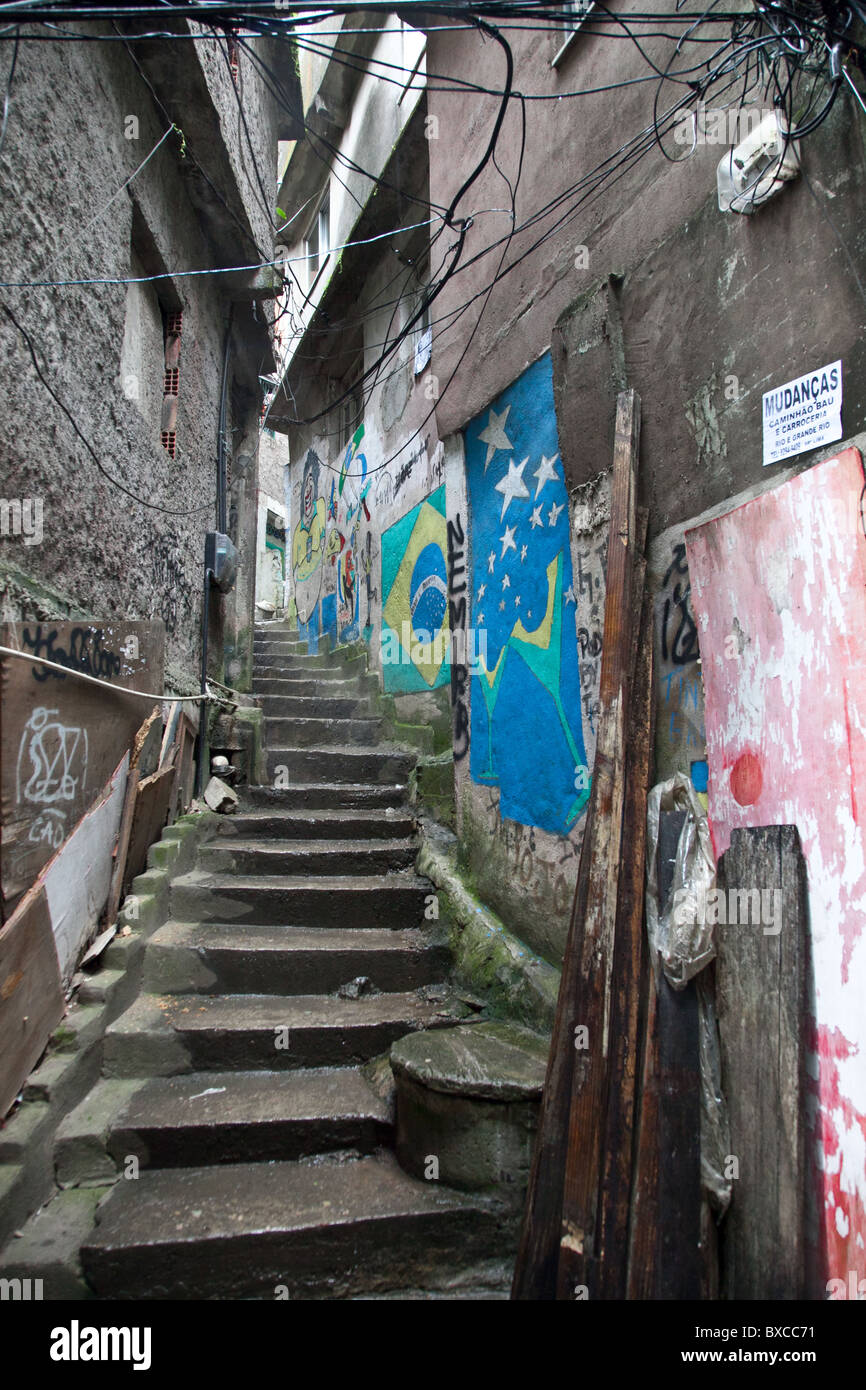 Einer dunklen, engen Gasse in Rocinha Favela mit Graffiti Brasilien 2010 World Cup Team zu unterstützen Stockfoto