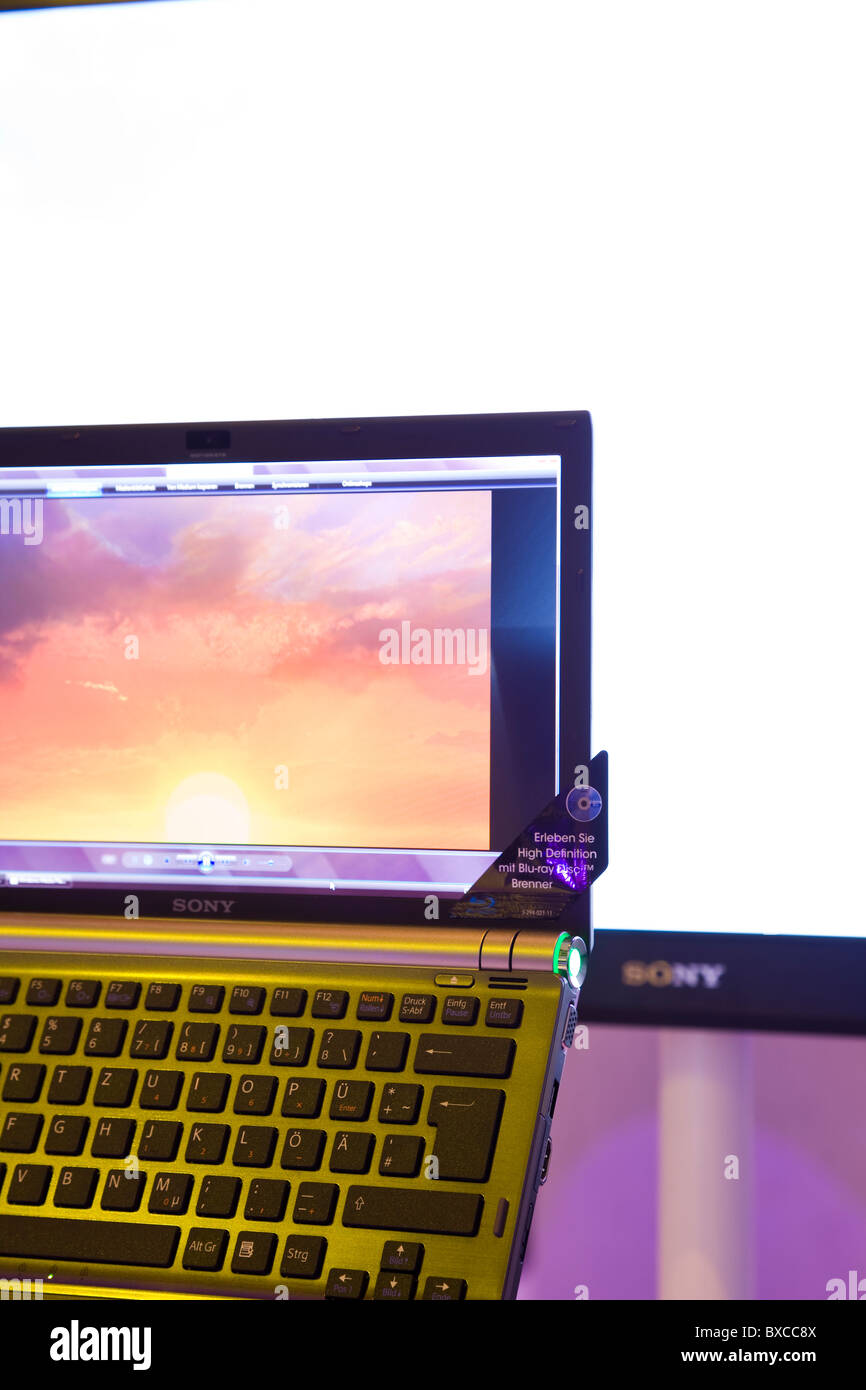 Großen Breitbild-Monitor und Laptop, moderne Multimedia-System von Sony Stockfoto