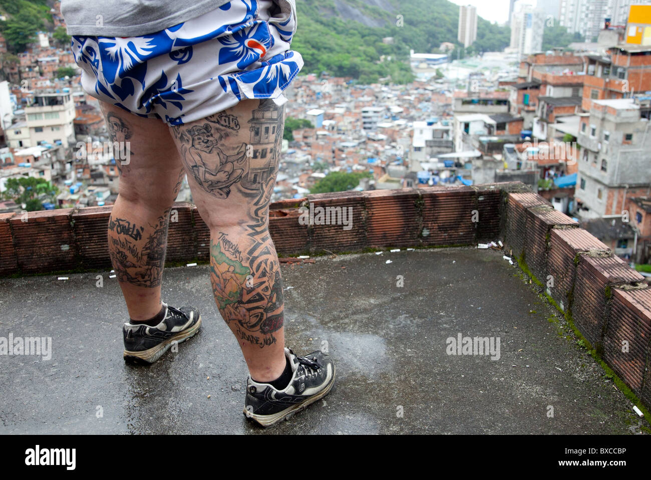 Tätowierungen, Rocinha Favela an den Beinen von DJ Zezinho in Rio De Janeiro, Brasilien Stockfoto
