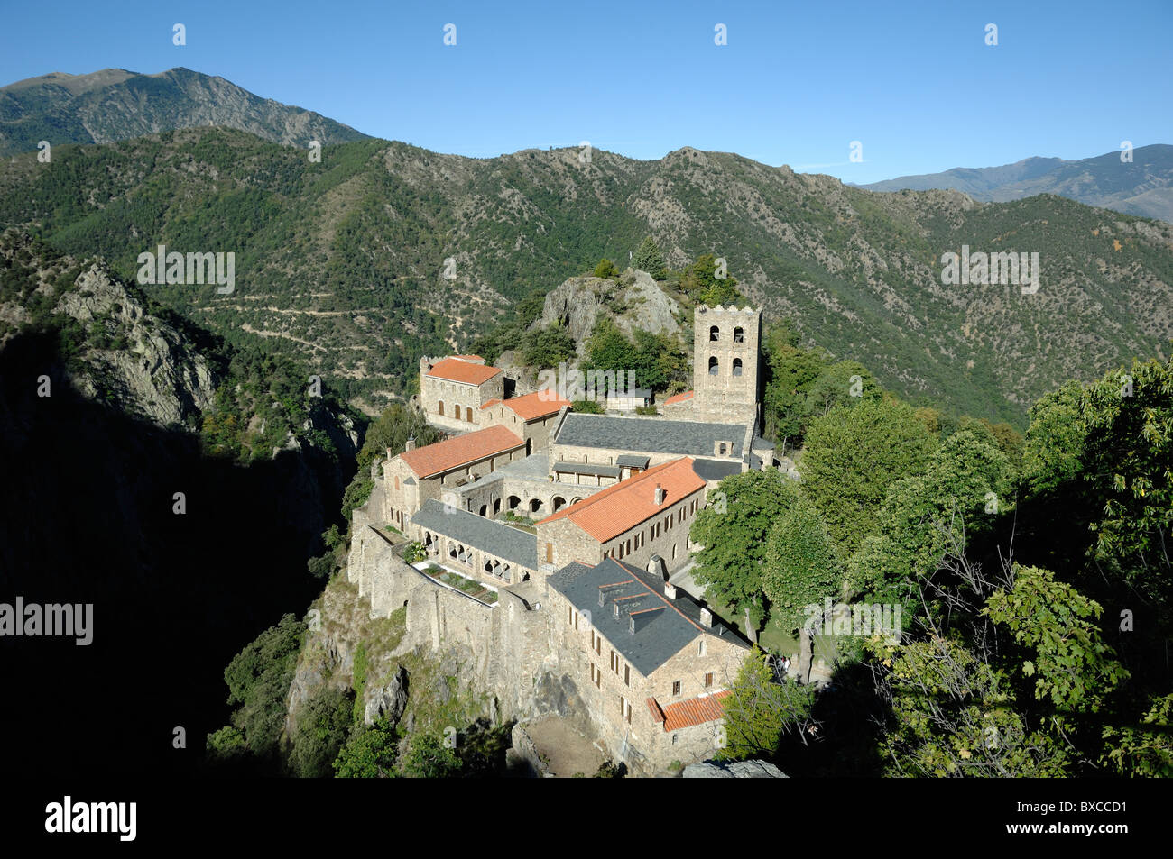 Luftansicht oder Hochwinkelansicht der Abtei Saint-Martin-de-Canigou oder des romanischen Klosters auf dem Canigou-Berg, den Pyrenäen, Pyrénées-Orientales Frankreich Stockfoto