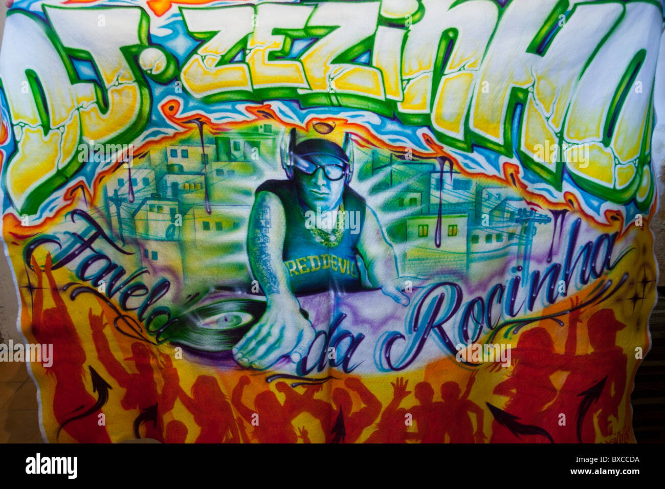 ein Graffiti-Banner mit DJ Zezinho der Rocinha Favela in Rio De Janeiro. Stockfoto