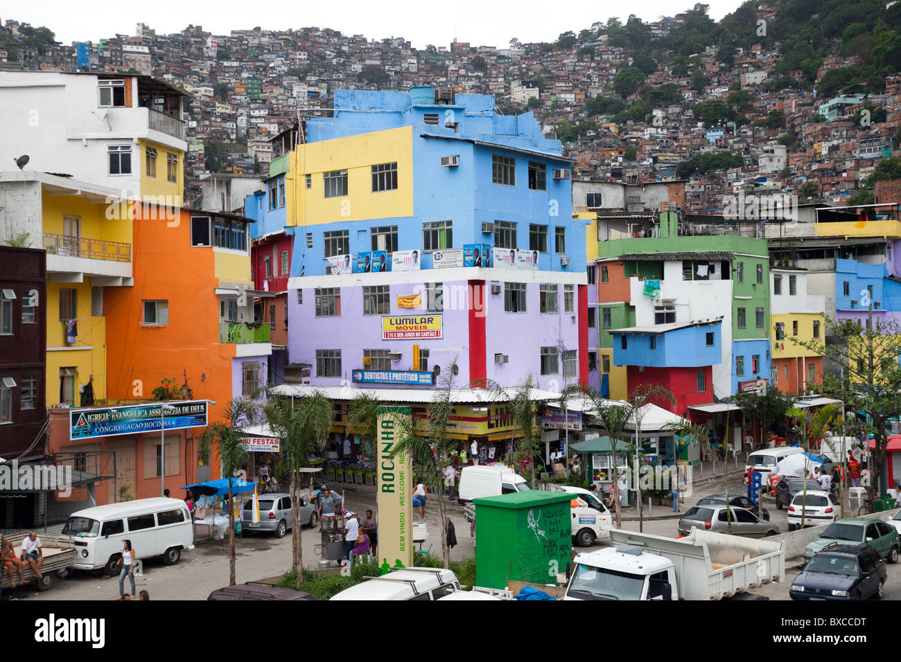 Bunte Häuser am Fuße des Rocinha Favela in Rio De Janeiro, Brasilien Stockfoto
