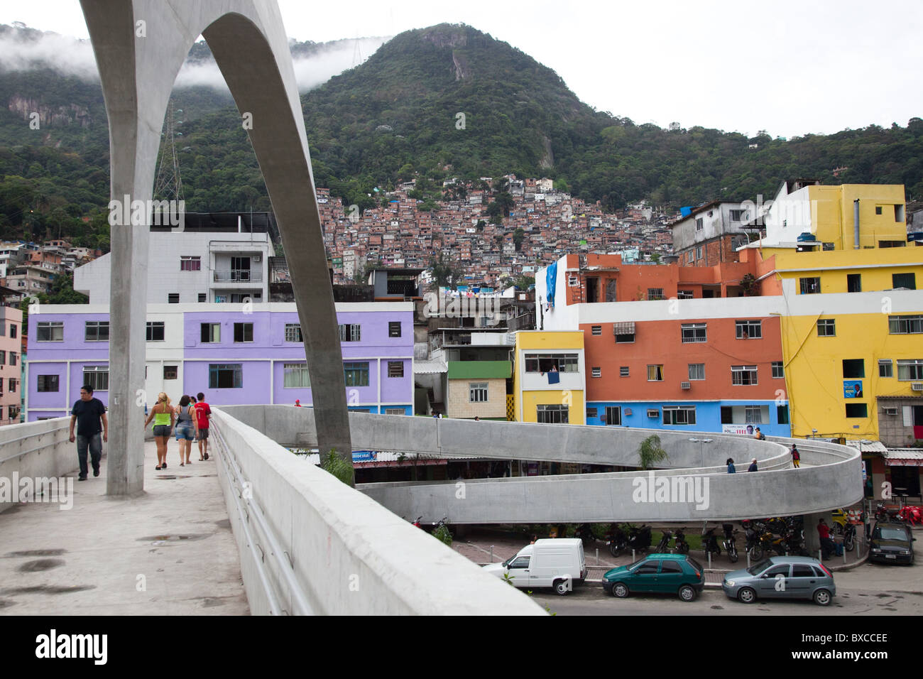 Der geschwungene Brücke, die in die Rocinha Favela von Rio De Janeiro, Brasilien führt Stockfoto