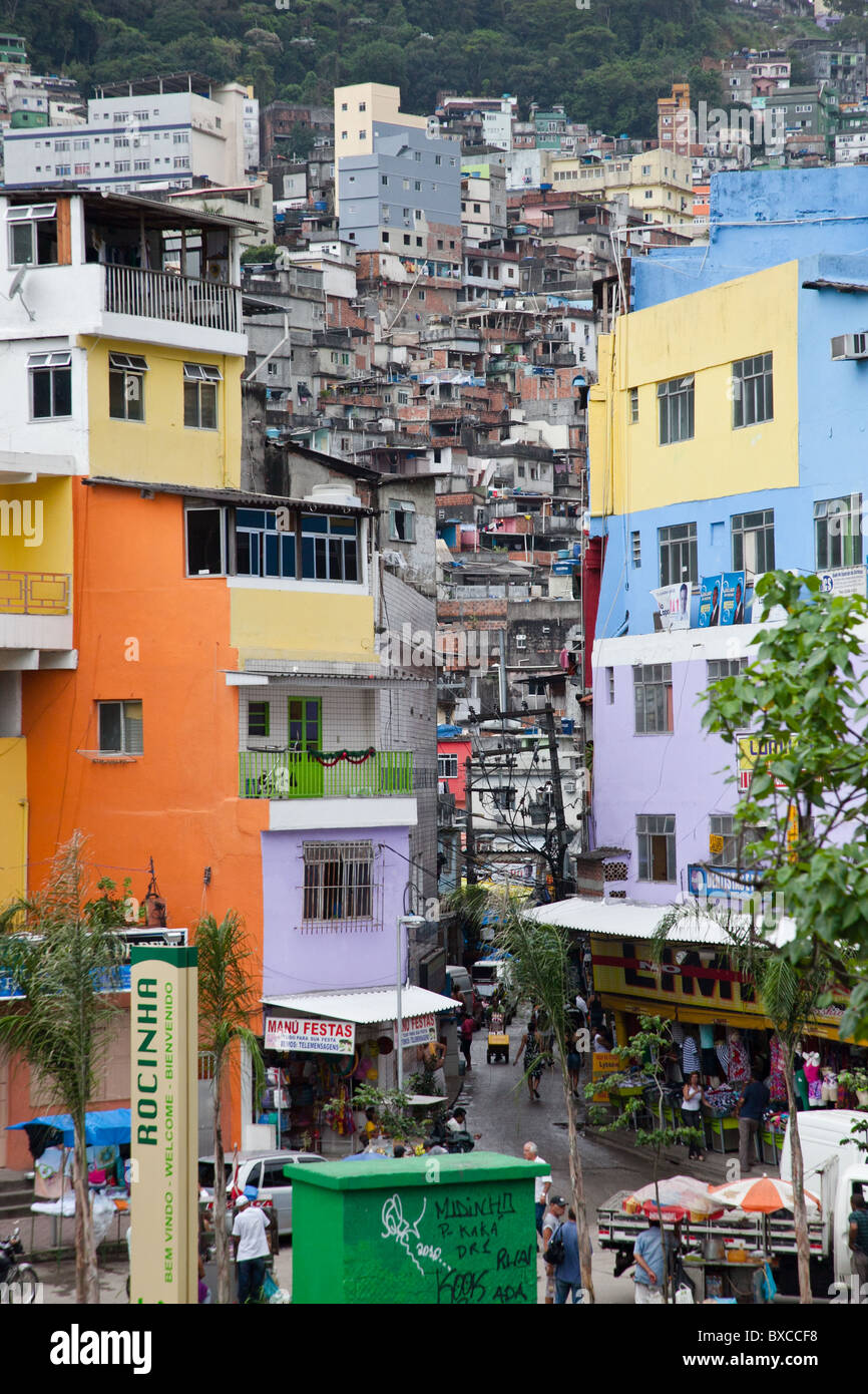 Überfüllte Gebäude besteigen den Berg, dem die brasilianische Rocinha Favela oben auf sitzt Stockfoto
