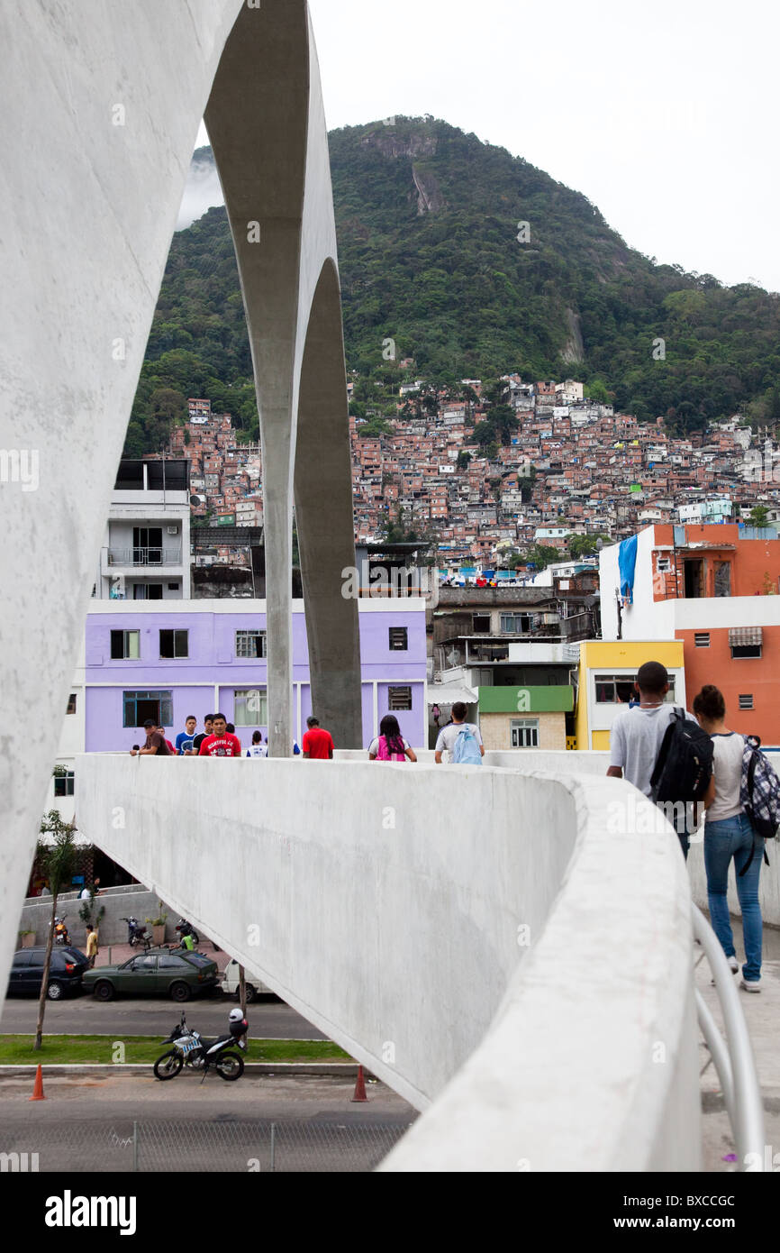 Eine gewölbte Brücke führt in die Gemeinschaft Rocinha Favela in Rio De Janeiro, Brasilien Stockfoto