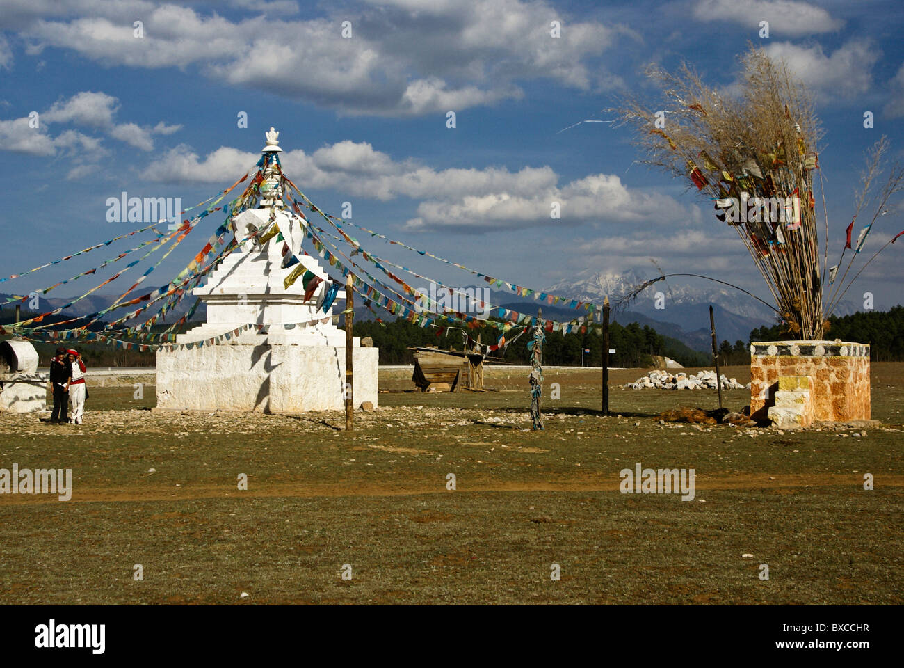 Tibetisch-buddhistischen Stupa und Gebet Fahnen, Shangri-La, Yunnan, China Stockfoto