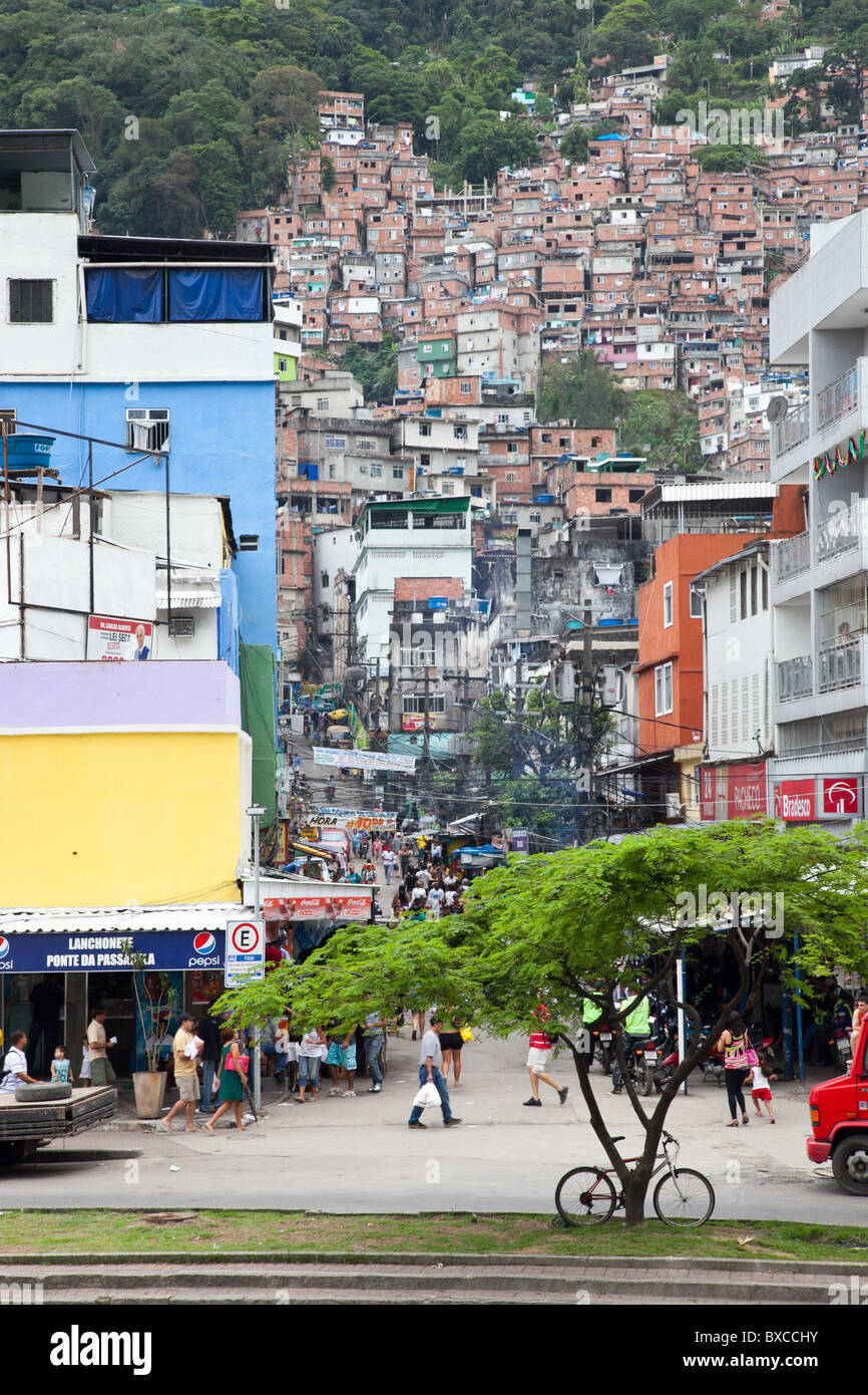 Menschen Mühle über Unternehmen an der Basis der Rocinha Favela in Rio De Janeiro, Brasilien Stockfoto
