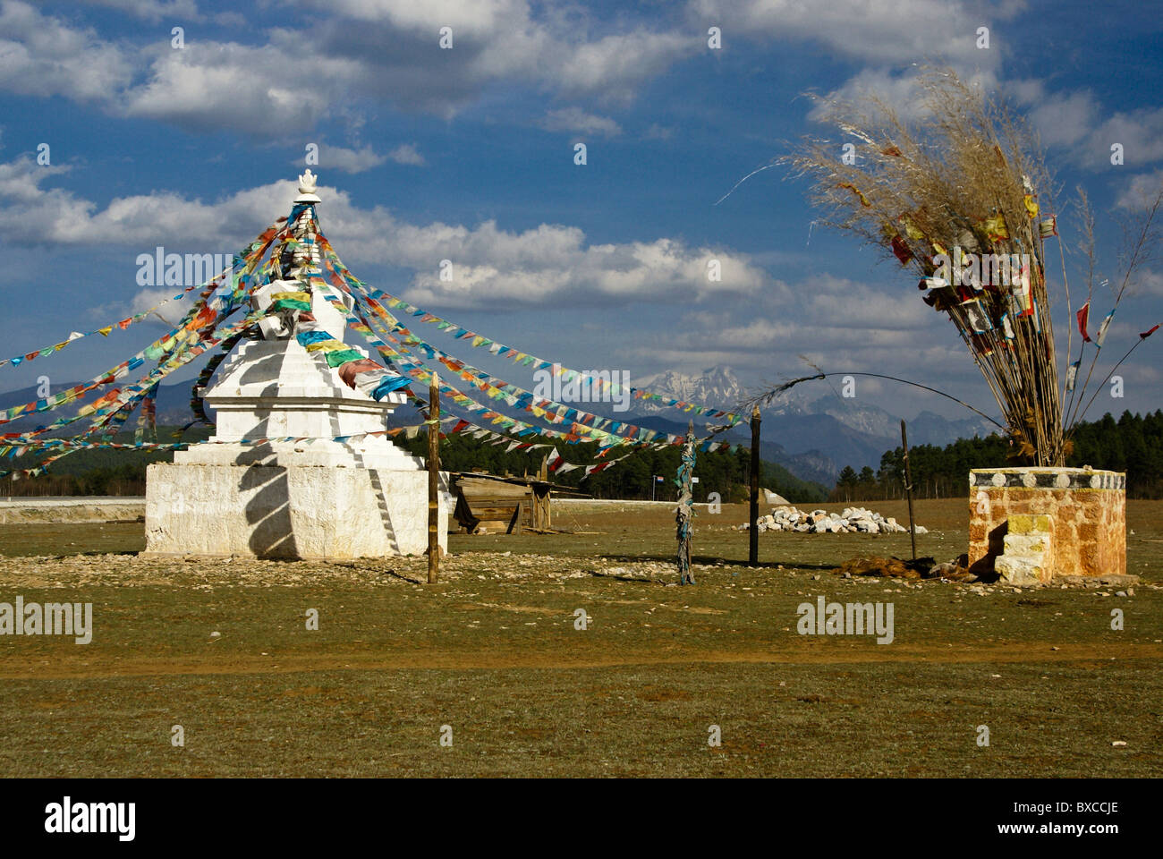 Tibetisch-buddhistischen Stupa und Gebet Fahnen, Shangri-La, Yunnan, China Stockfoto
