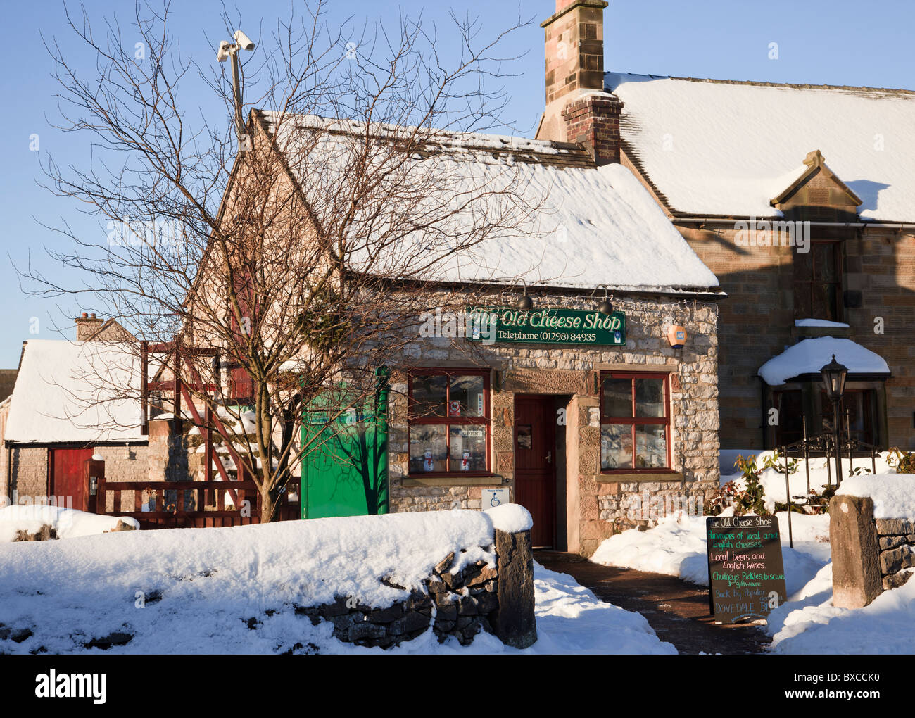 Hartington, Derbyshire, England, UK. Der alte Käse-Shop Verkauf von Käse in die Dovedale-Dorf mit Schnee im winter Stockfoto