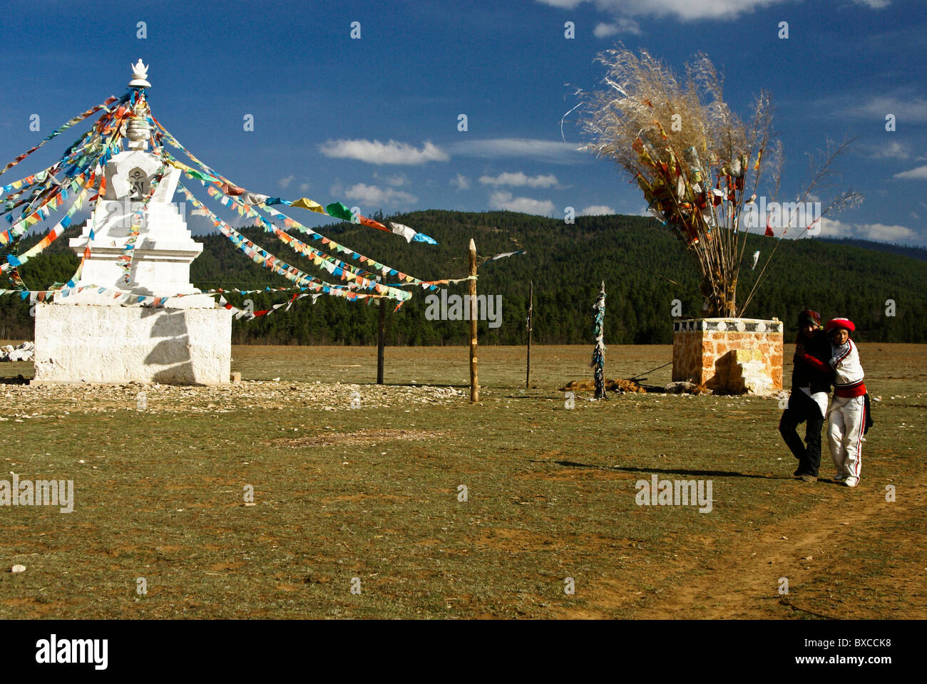 Tibetisch-buddhistischen Stupa und Gebet Fahnen, Shangri-La, Yunnan, China Stockfoto