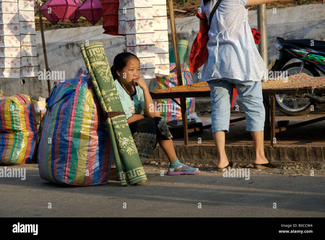 Lao Frau wartet auf Start, den Nachtmarkt in Luang Prabang zu bauen Stockfoto