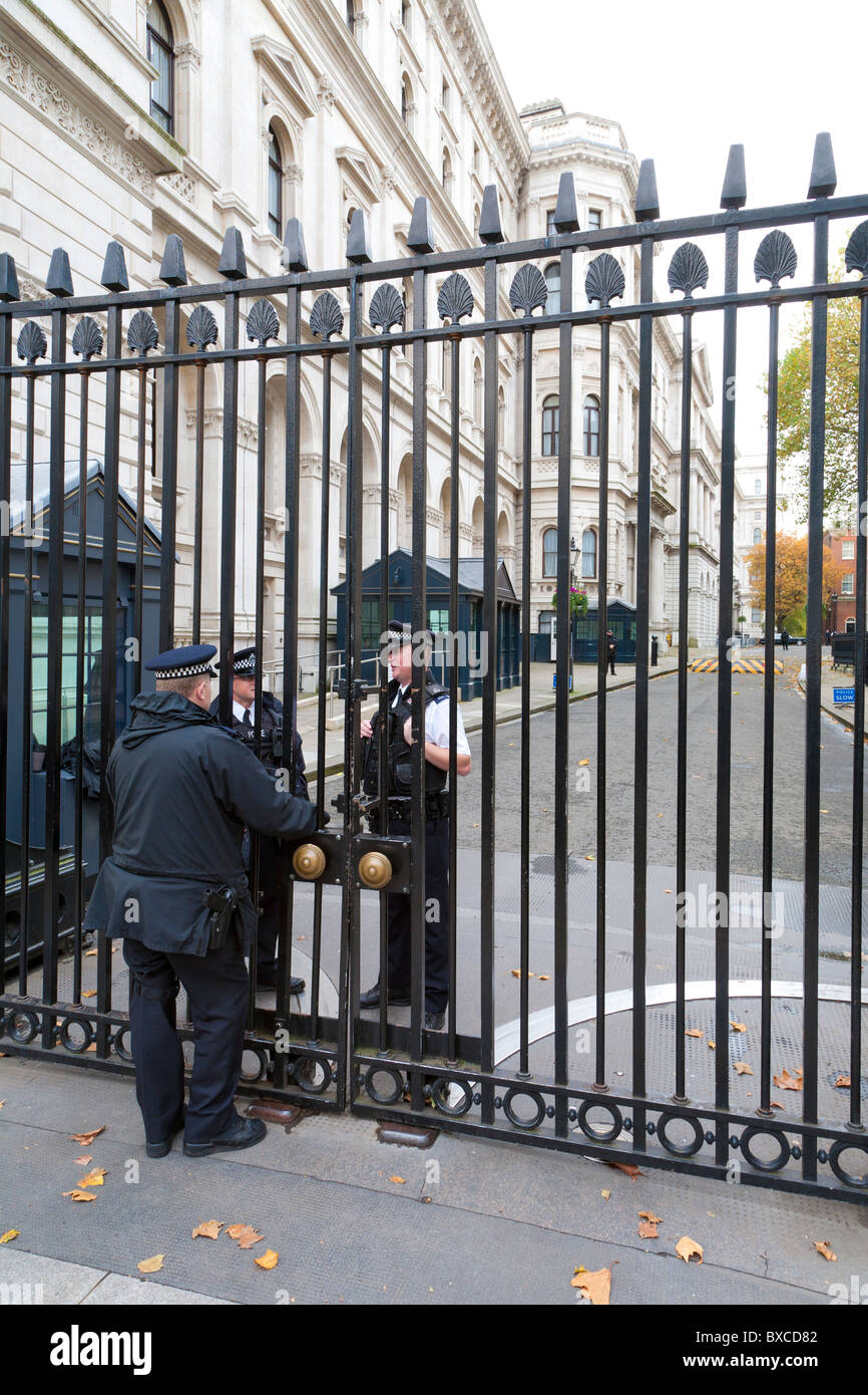 BARRIERE, WACHEN, DOWNING STREET NR. 10, WOHNSITZ DES PREMIERMINISTERS, LONDON, ENGLAND, GROßBRITANNIEN Stockfoto