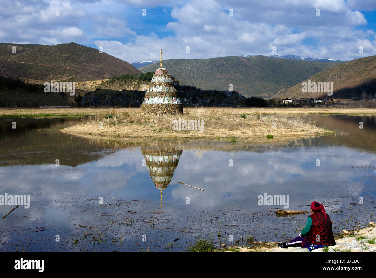 Tibetisch-buddhistischen Stupa auf der Insel im See, Shangri-La, Yunnan, China Stockfoto