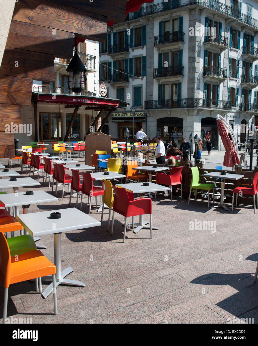 Farbig, sitzen im Café, Stadtzentrum von Chamonix, Frankreich Stockfoto