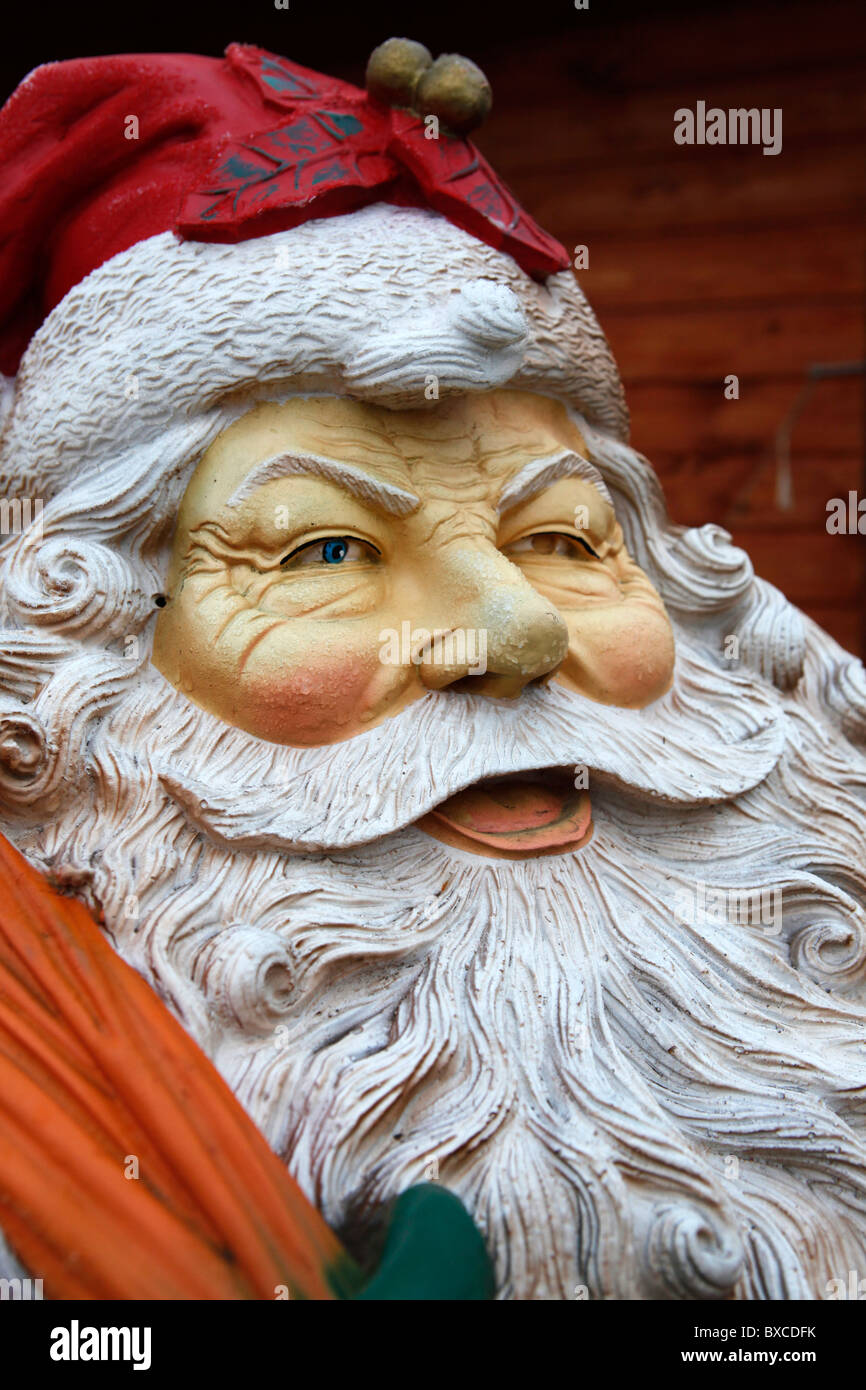Eis sammelt auf die Nase einer Santa Claus Figur auf einem Weihnachtsmarkt. Stockfoto
