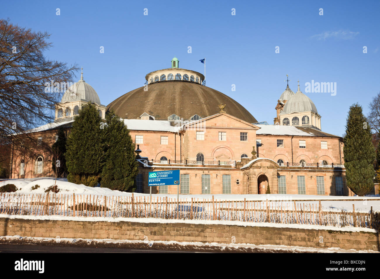 Universität von Derby in The Dome Gebäude mit Schnee im Winter. Buxton, Derbyshire, England, Vereinigtes Königreich, Großbritannien. Stockfoto