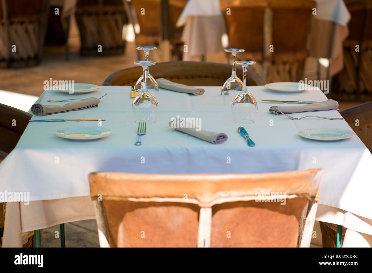 Tabelle - in der Gartenwirtschaft eingerichtet Stockfoto