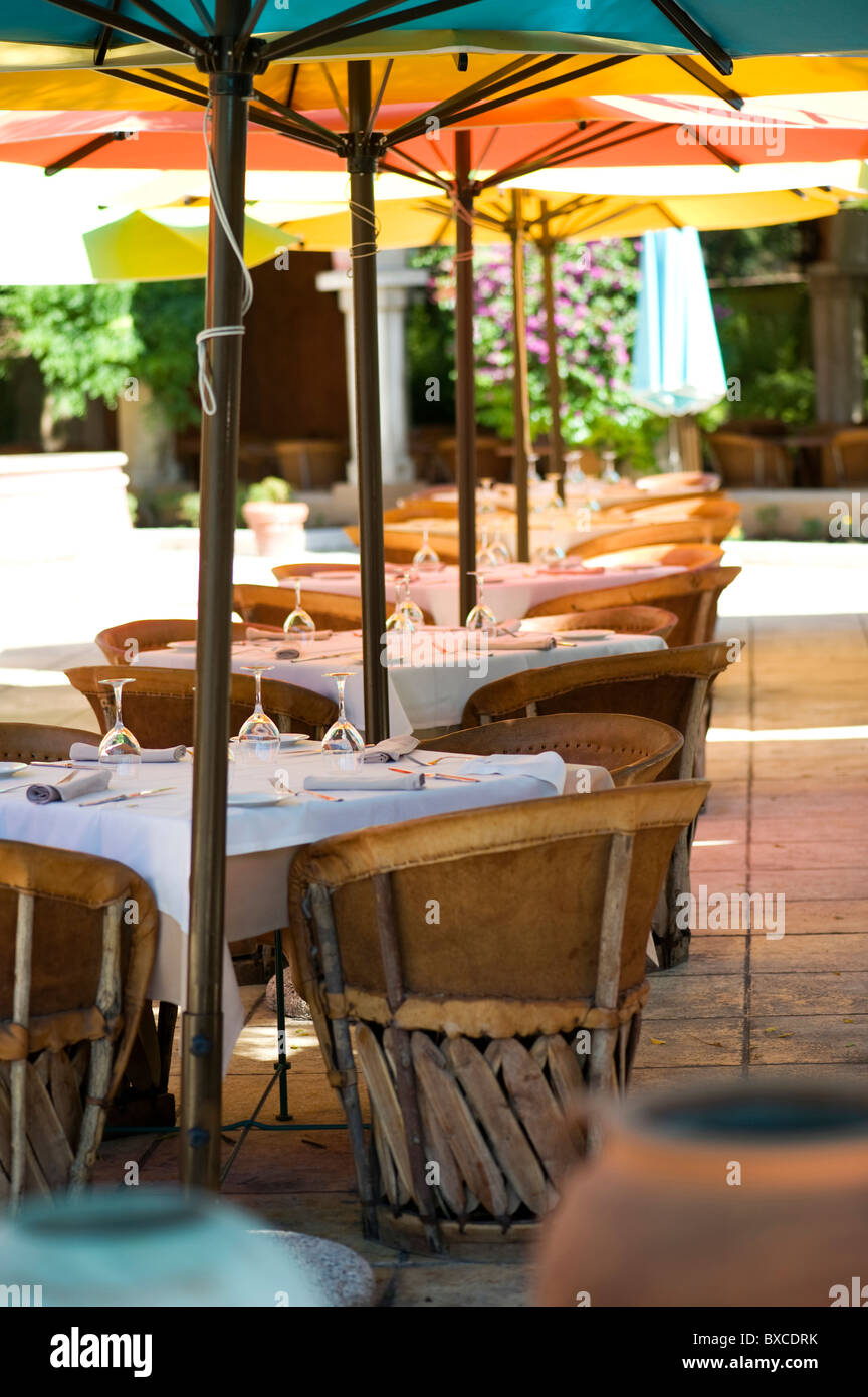 Tabelle - in der Gartenwirtschaft eingerichtet Stockfoto