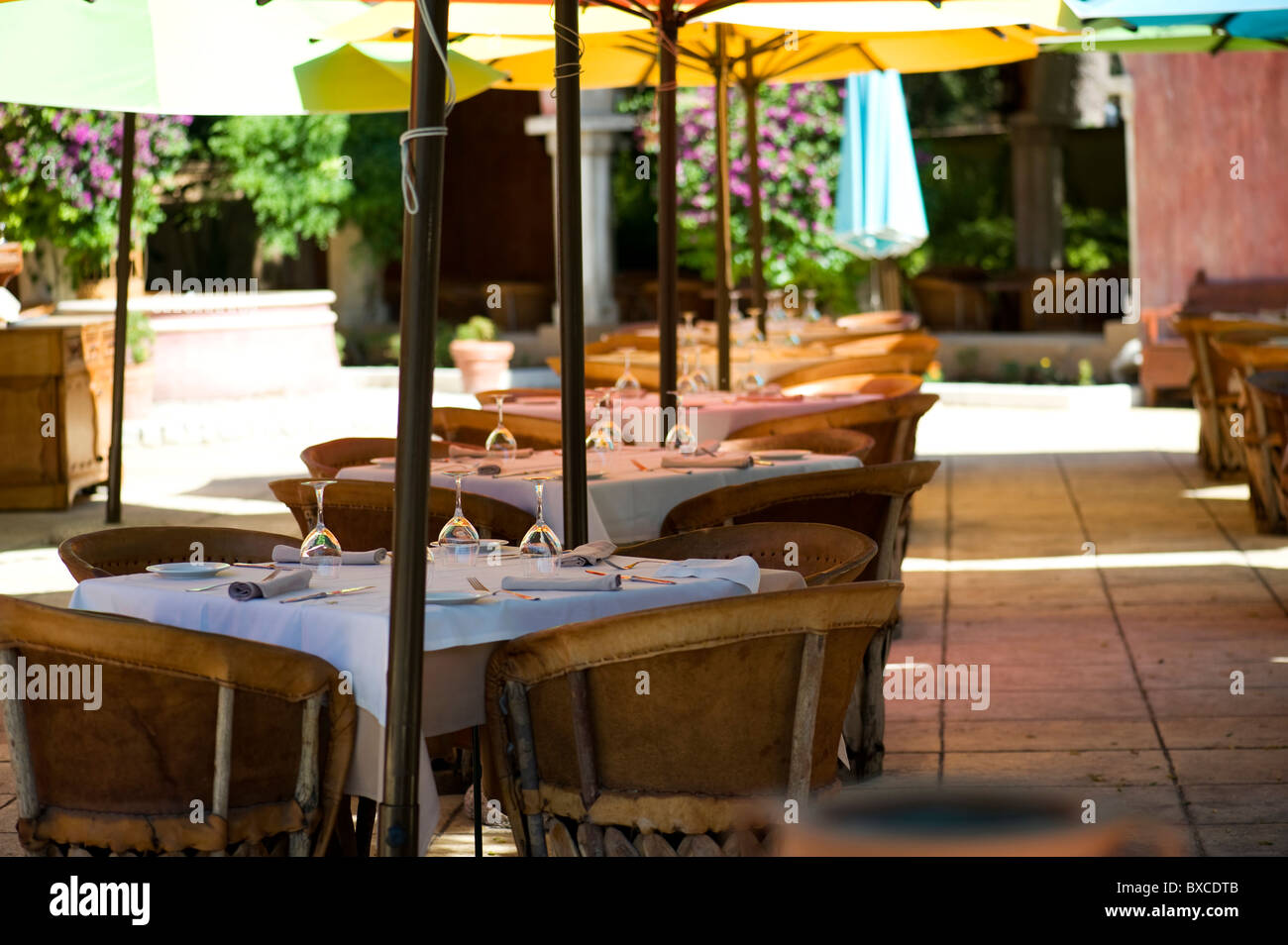 Tabelle - in der Gartenwirtschaft eingerichtet Stockfoto